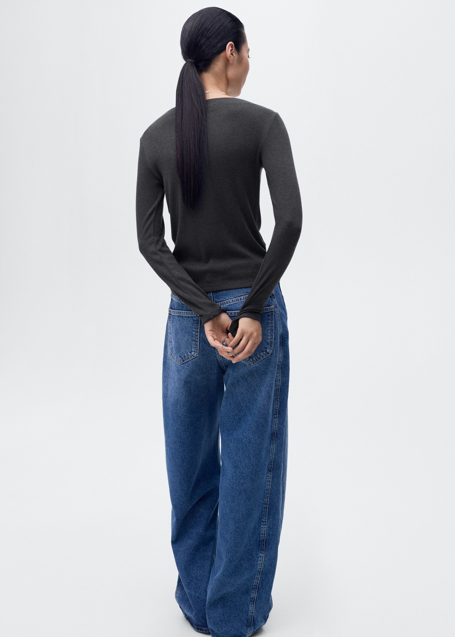 Long-sleeved boat-neck t-shirt - Reverse of the article