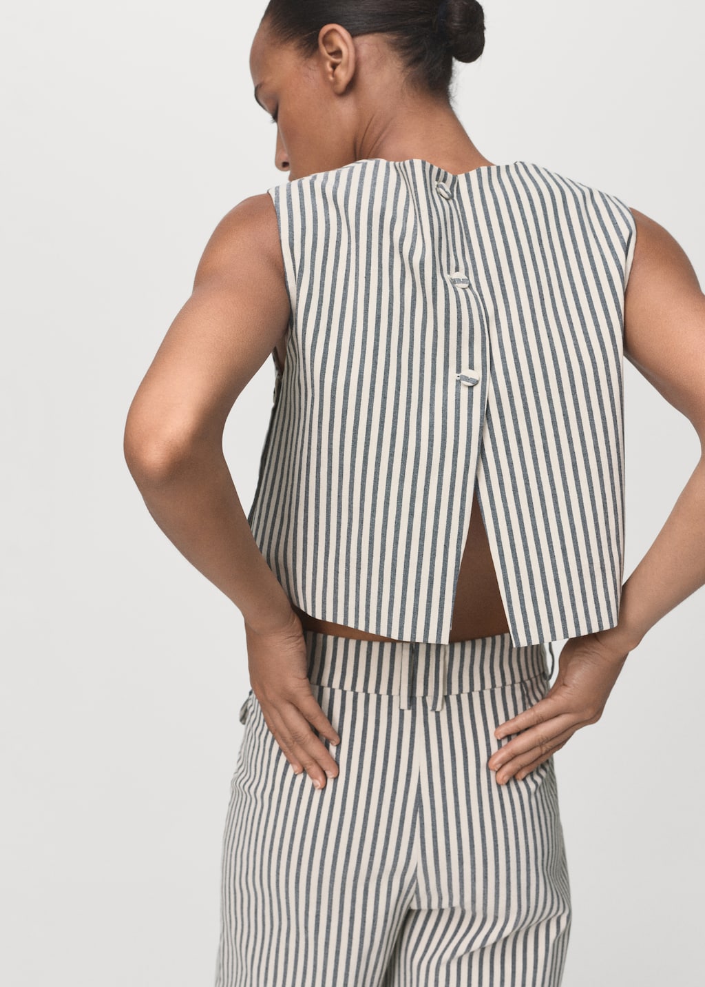 ★2025HS新作★GRAILZ★BUTTON STRIPE TOP The Madden Top | Pinstripe Tie Front Blouse – Mod Ref