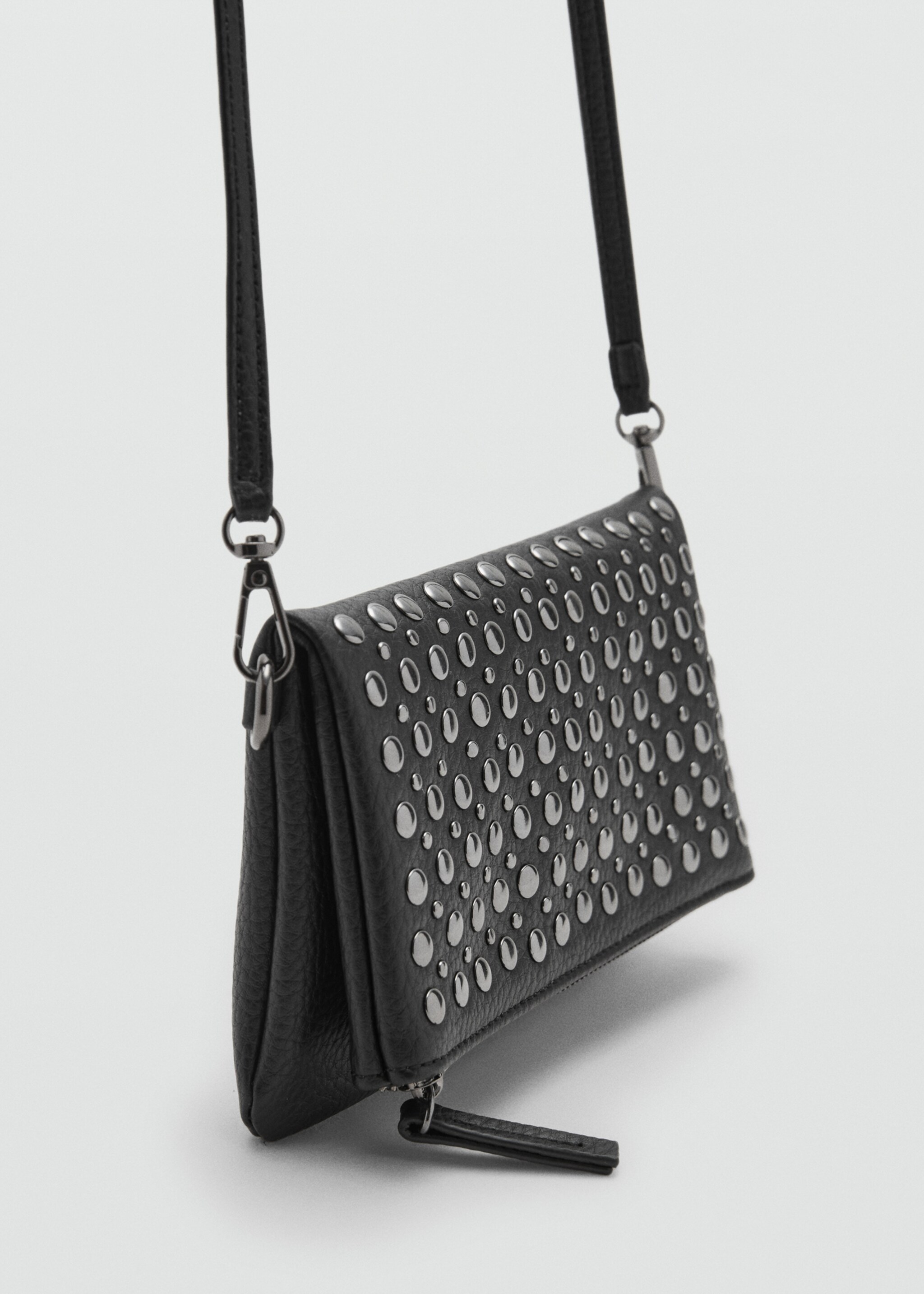 Sac porté épaule clouté - Plan moyen