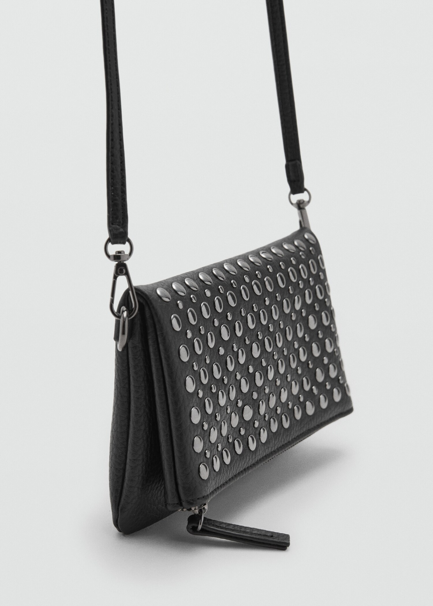 Sac porté épaule clouté - Plan moyen
