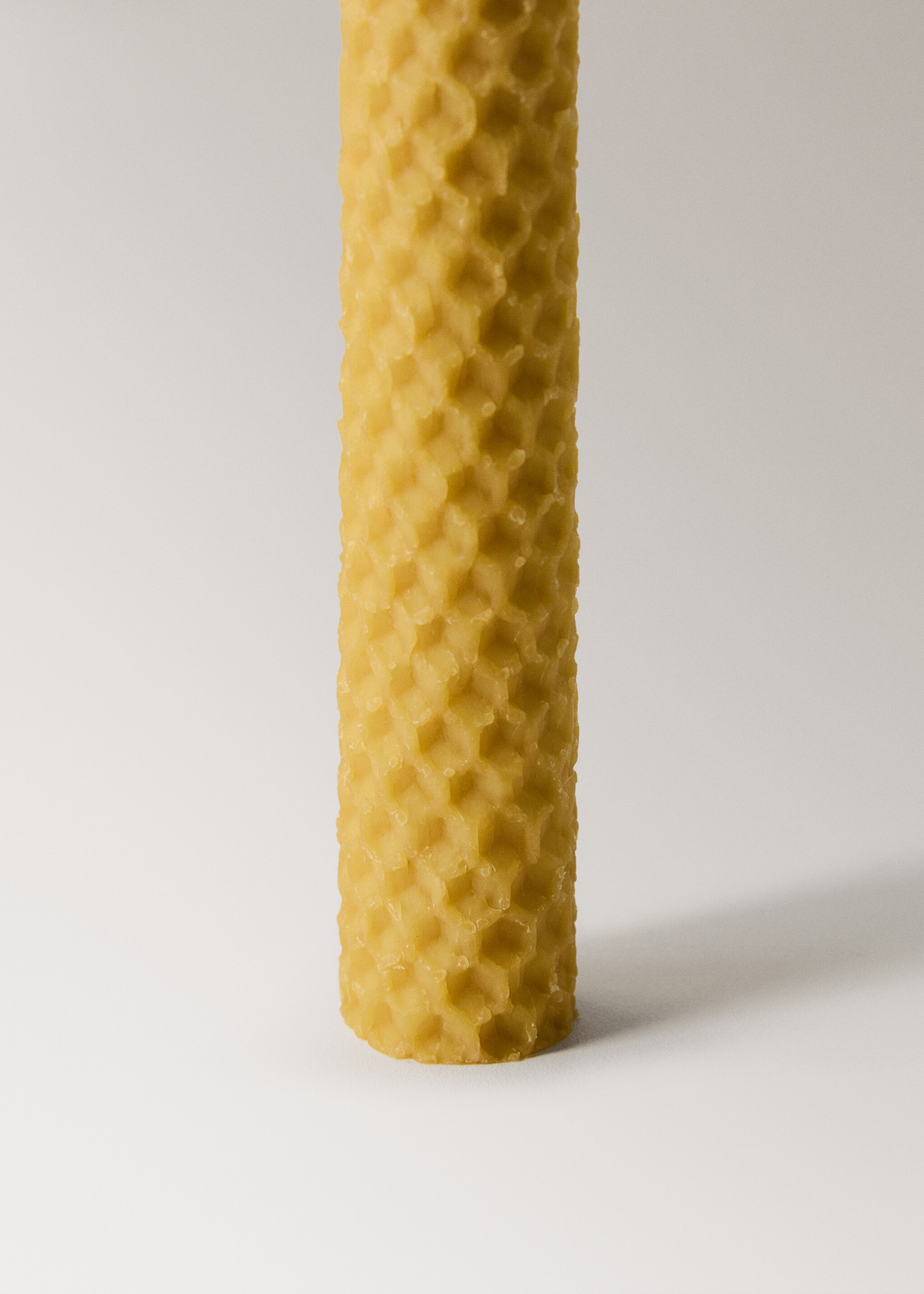 Long decorative beeswax candles - Details of the article 2, Ochre. Ref: 17034450-00.