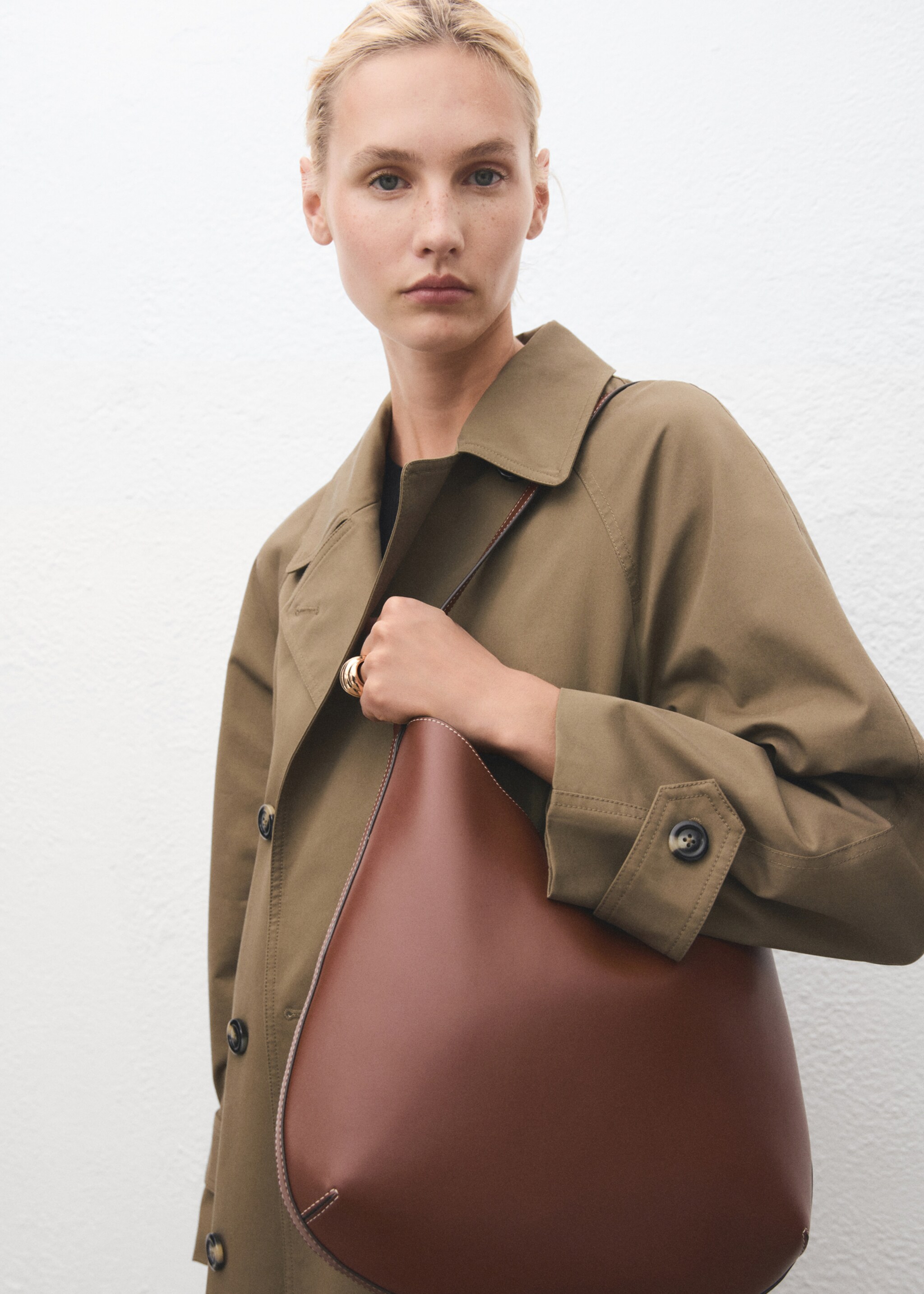 Large oval shoulder bag - Details of the article 9, Leather. Ref: 17034786-00.