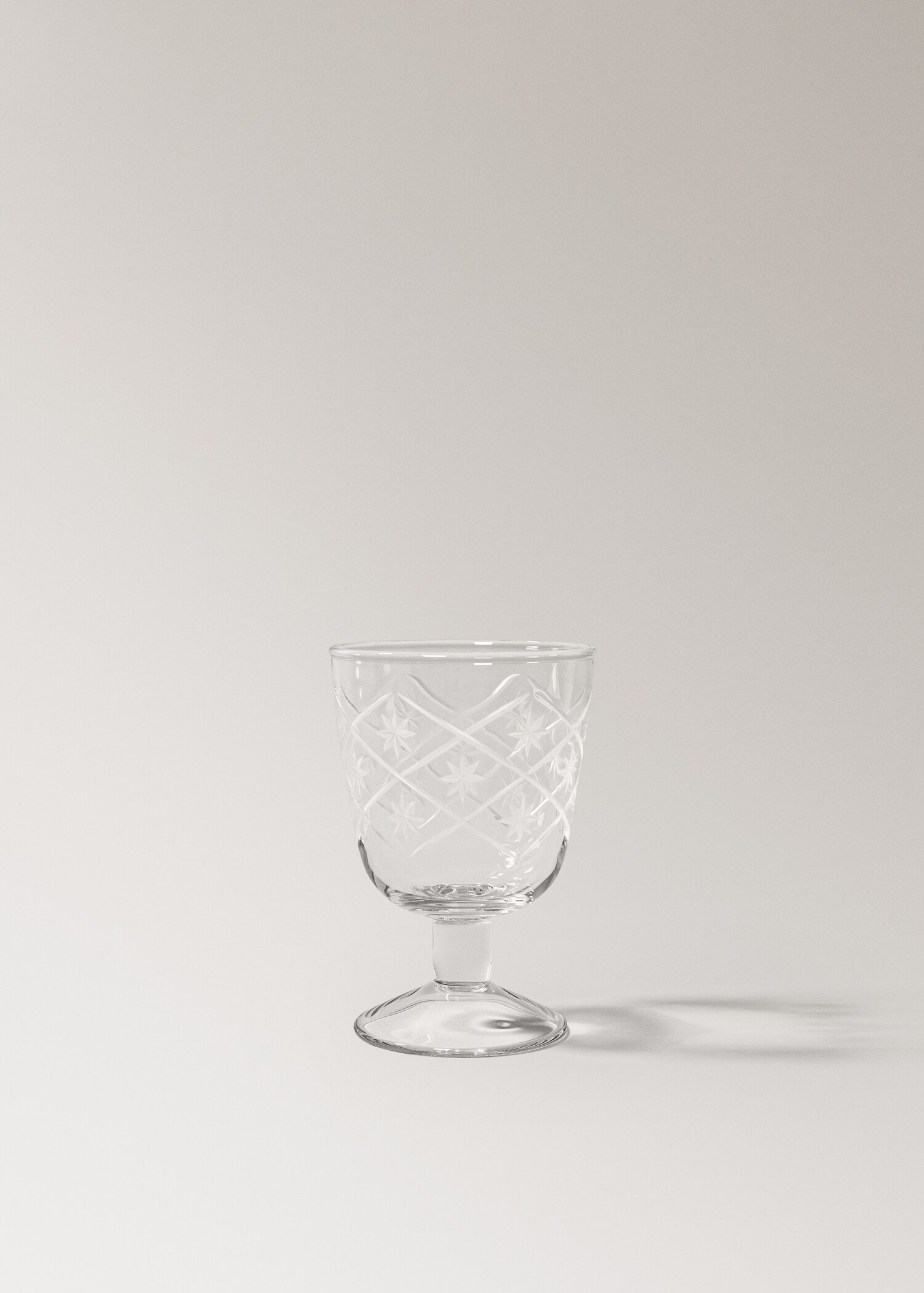 Geblasener Glasbecher mit gravierten Blumen - Artikel ohne Model