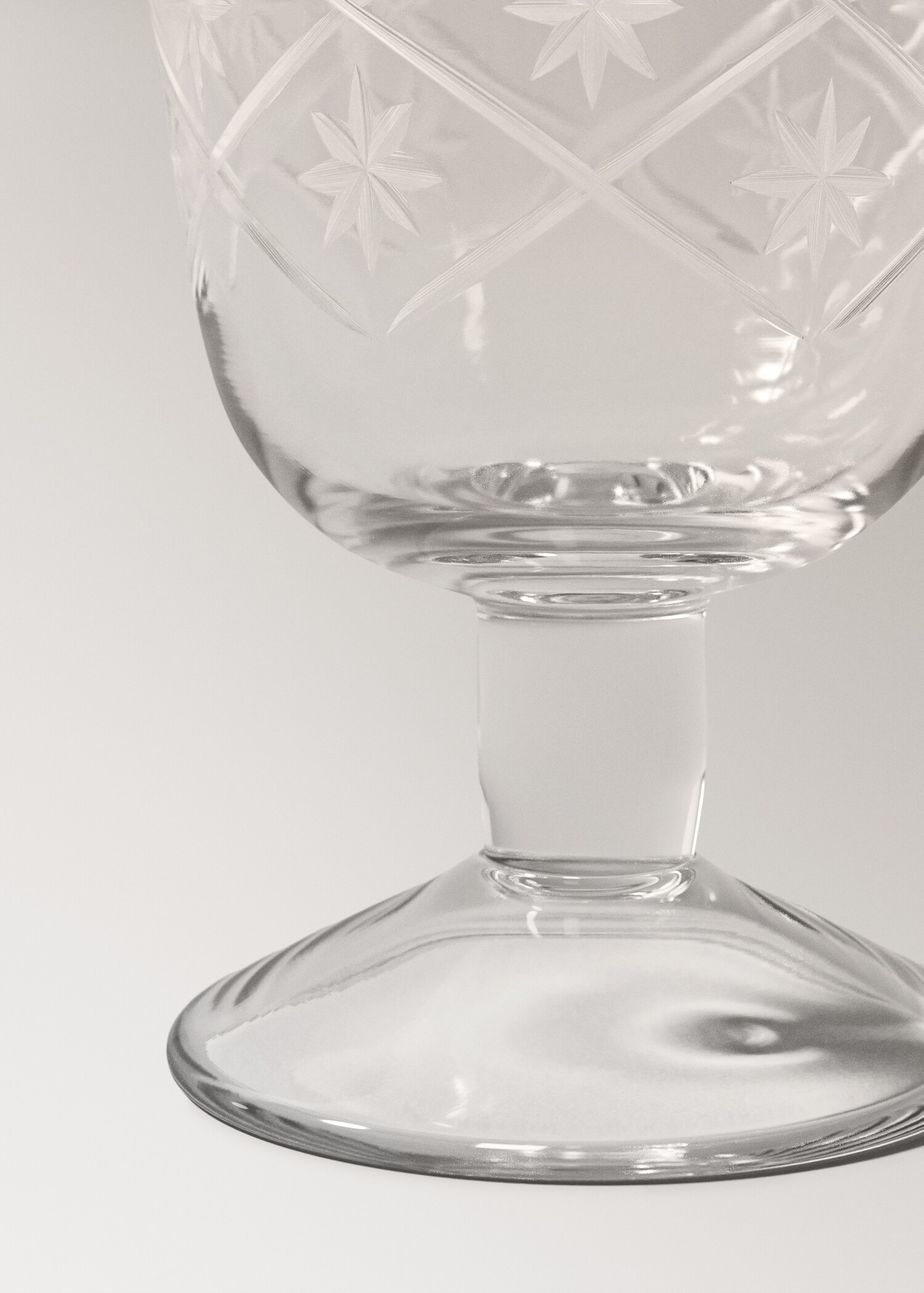 Geblasener Glasbecher mit gravierten Blumen - Detail des Artikels 2