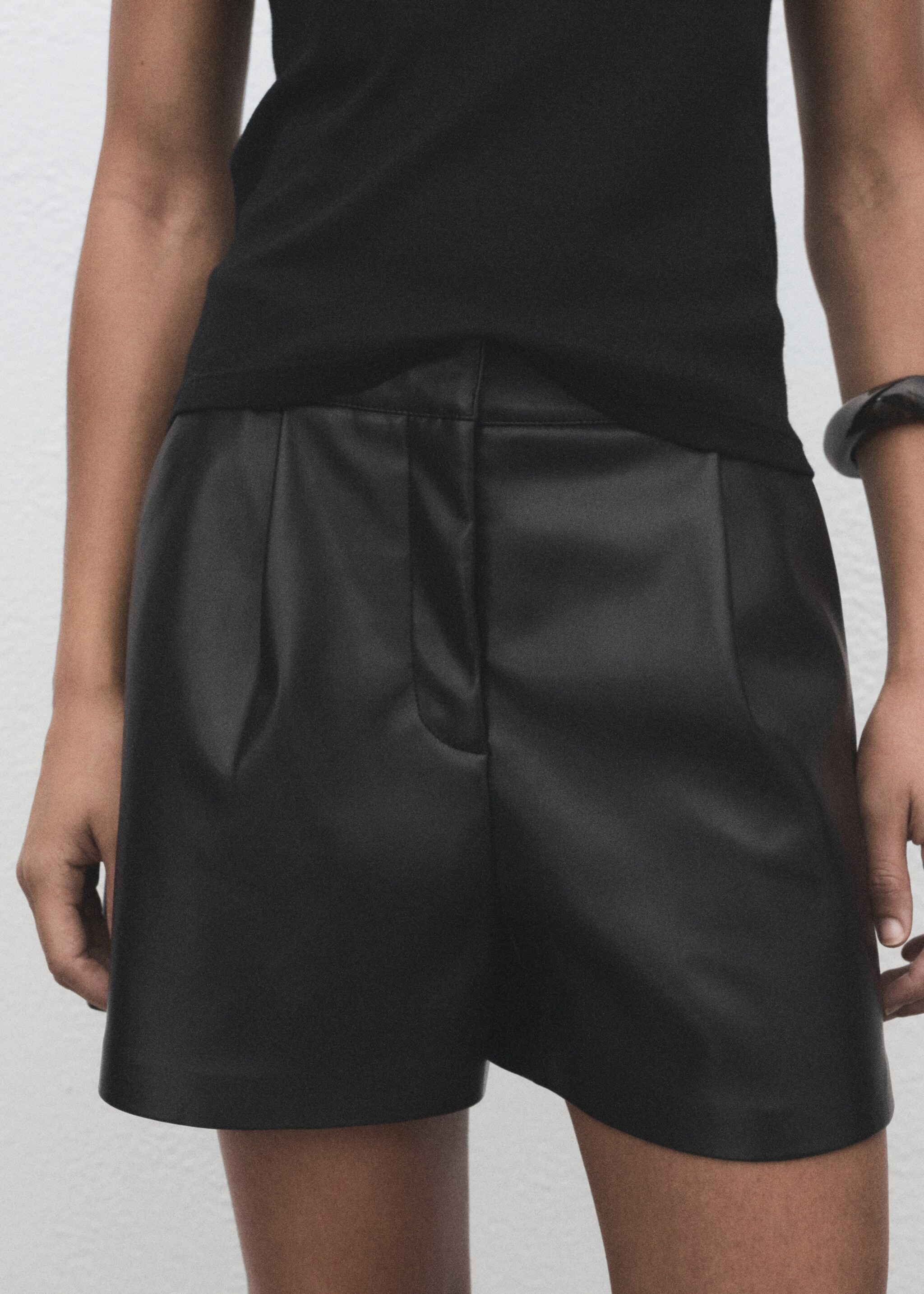 Skin-effect pleated shorts - Medium plane, Black. Ref: 17035168-00.