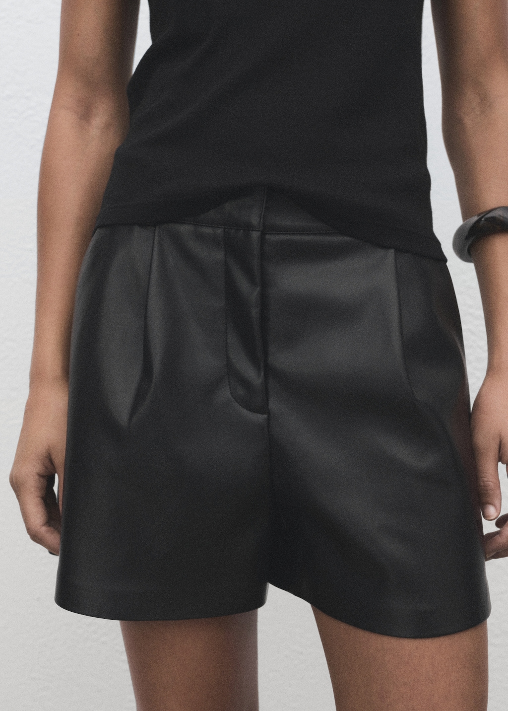 Skin-effect pleated shorts