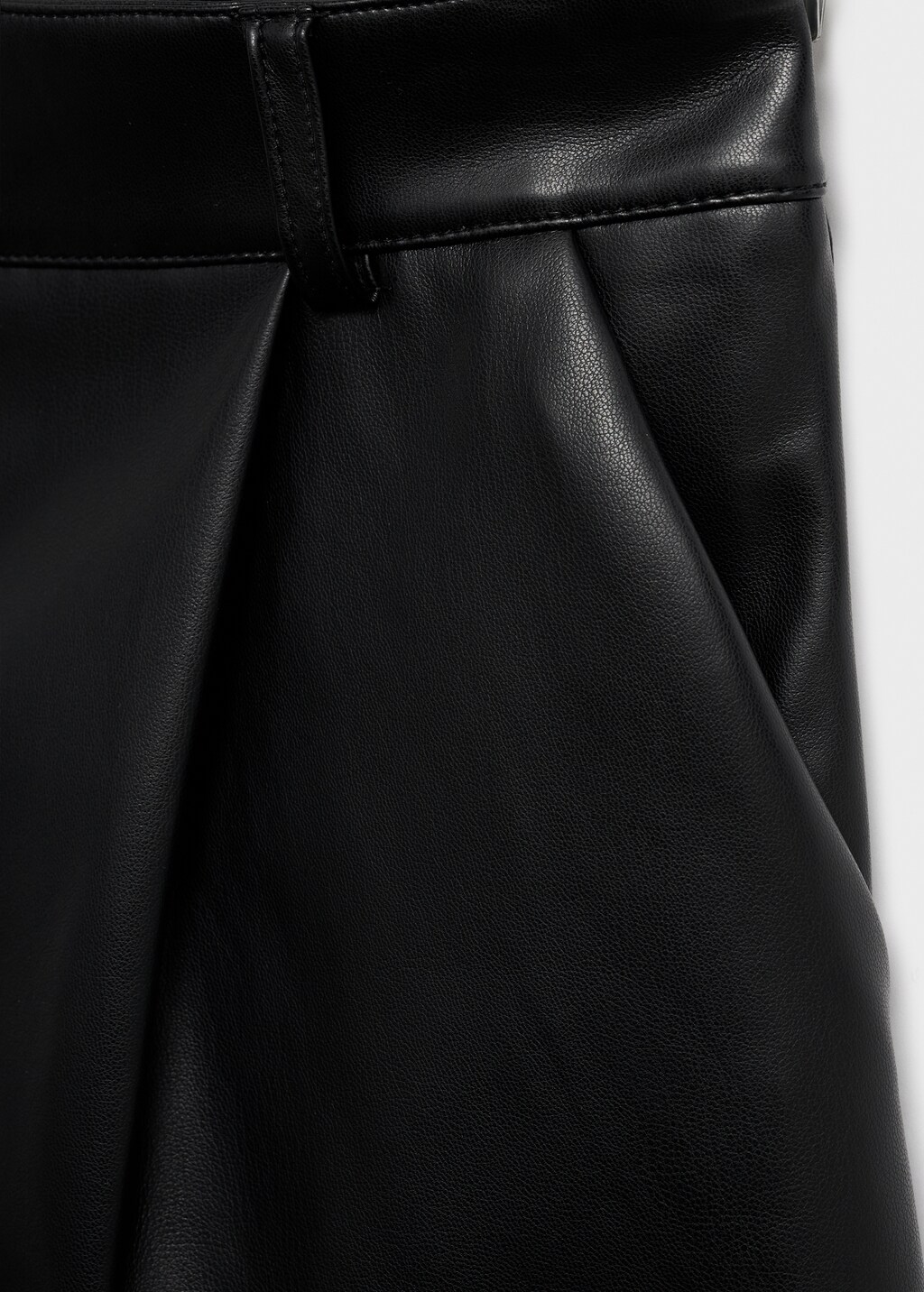 Skin-effect pleated shorts