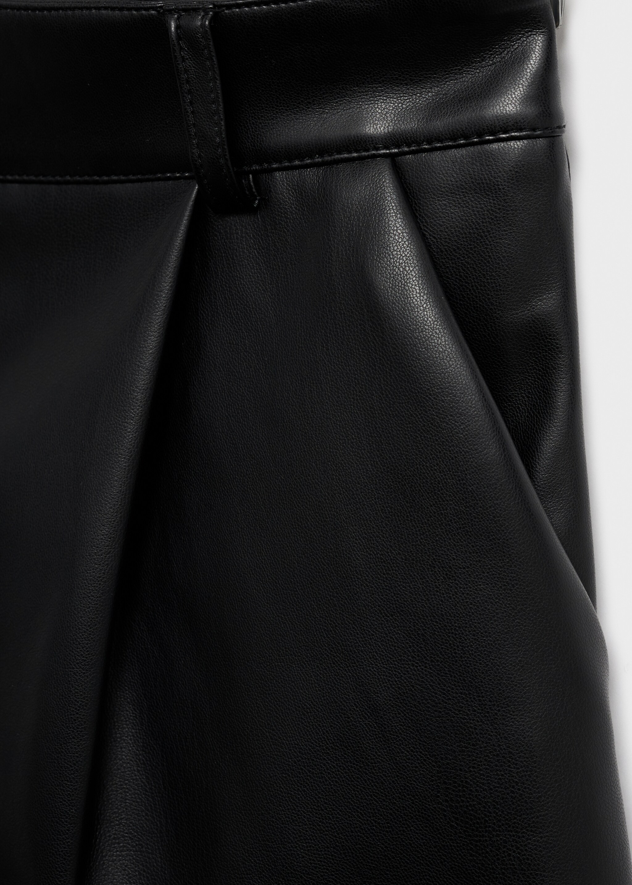 Skin-effect pleated shorts - Details of the article 0, Black. Ref: 17035168-00.