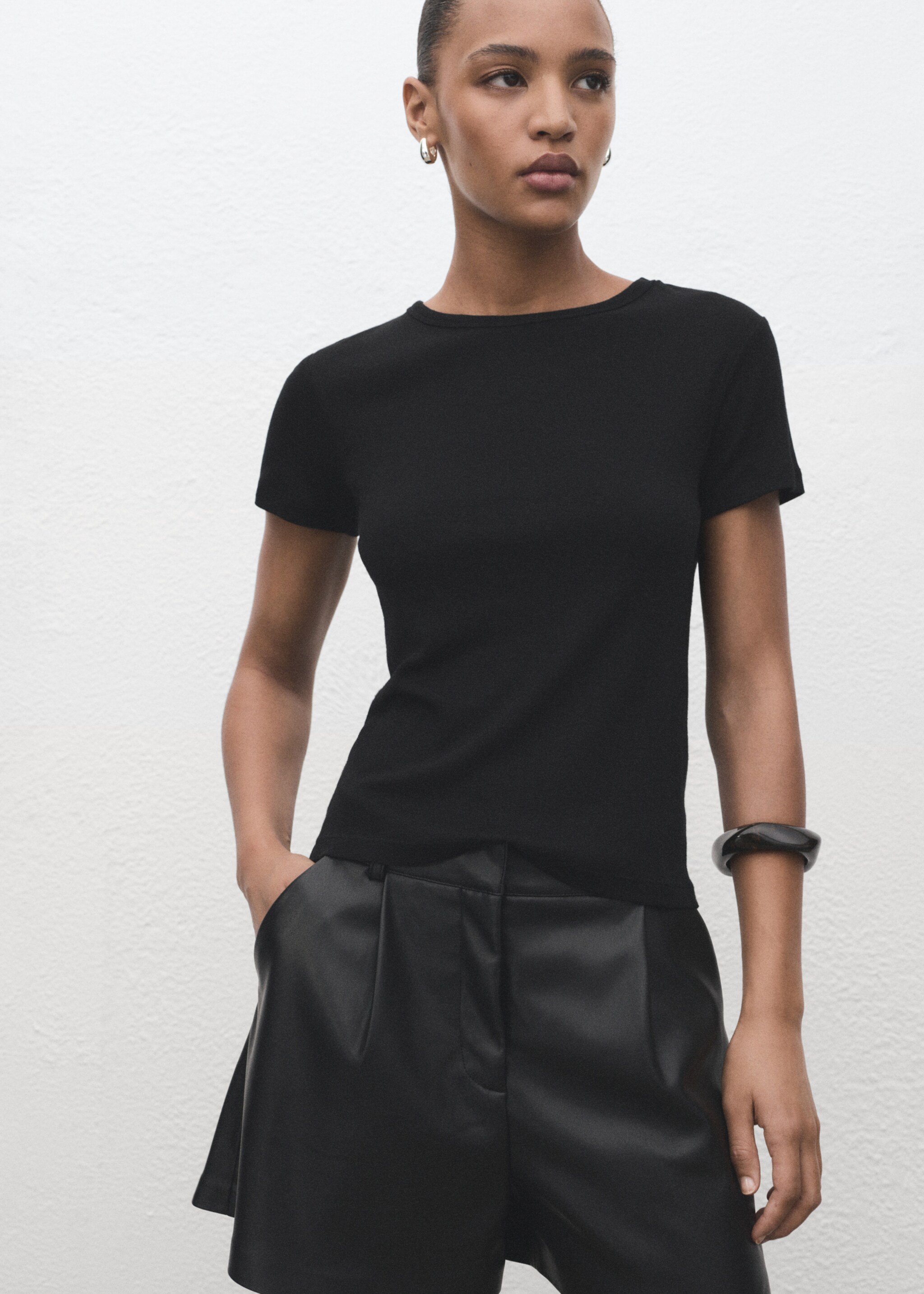 Skin-effect pleated shorts - Details of the article 1, Black. Ref: 17035168-00.