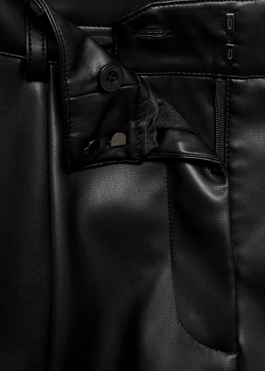 Skin-effect pleated shorts