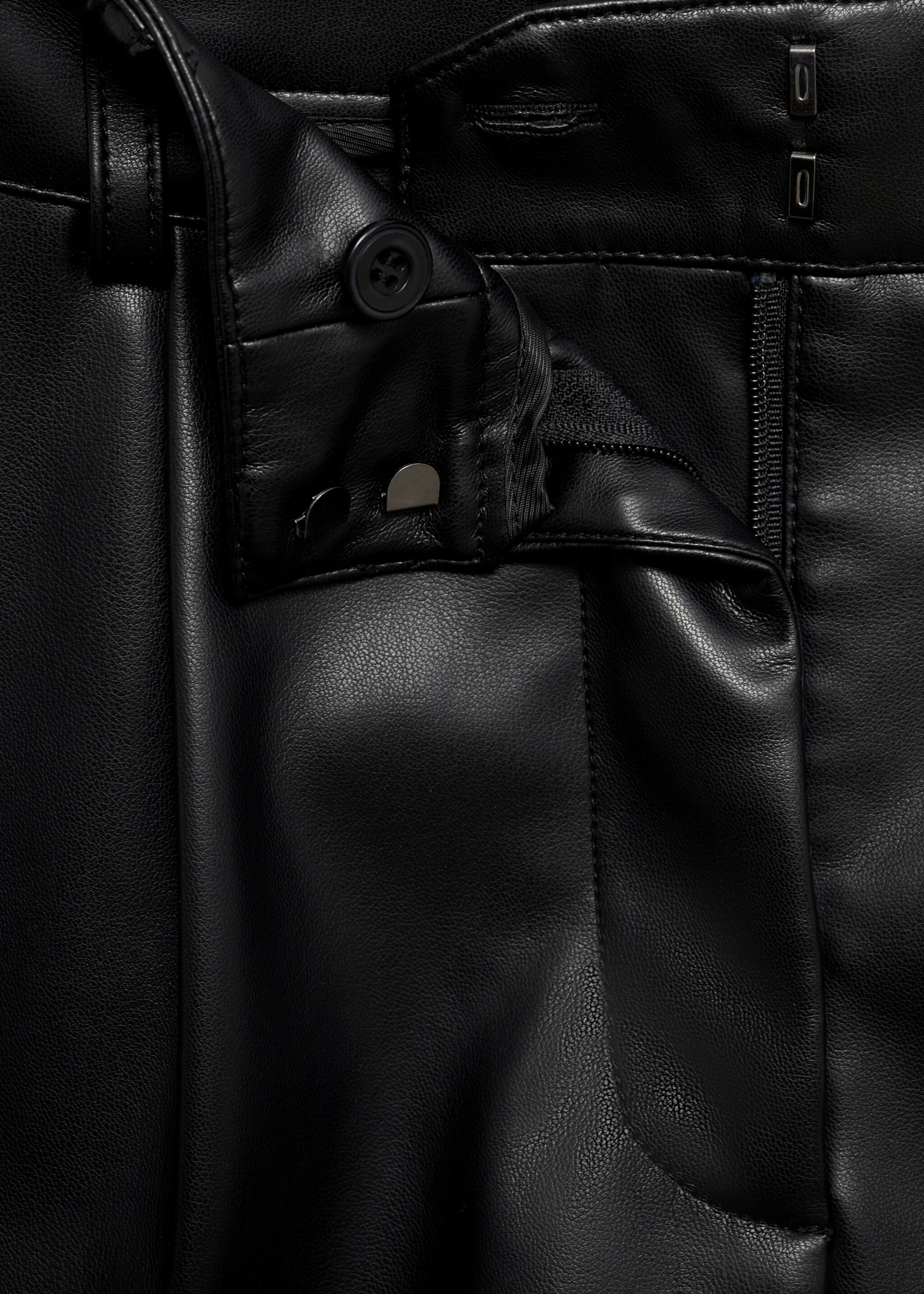Skin-effect pleated shorts - Details of the article 8, Black. Ref: 17035168-00.