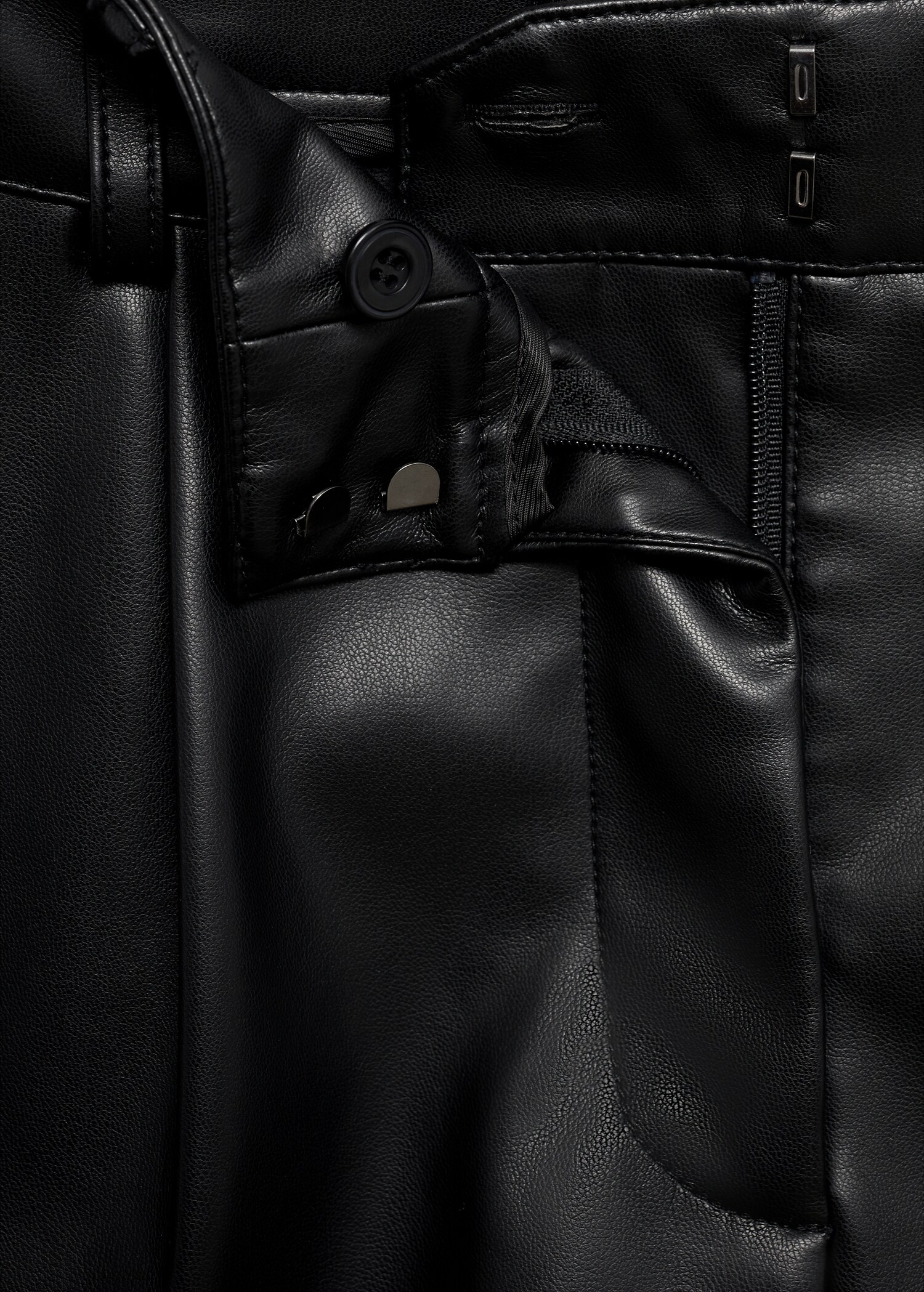 Skin-effect pleated shorts - Details of the article 8