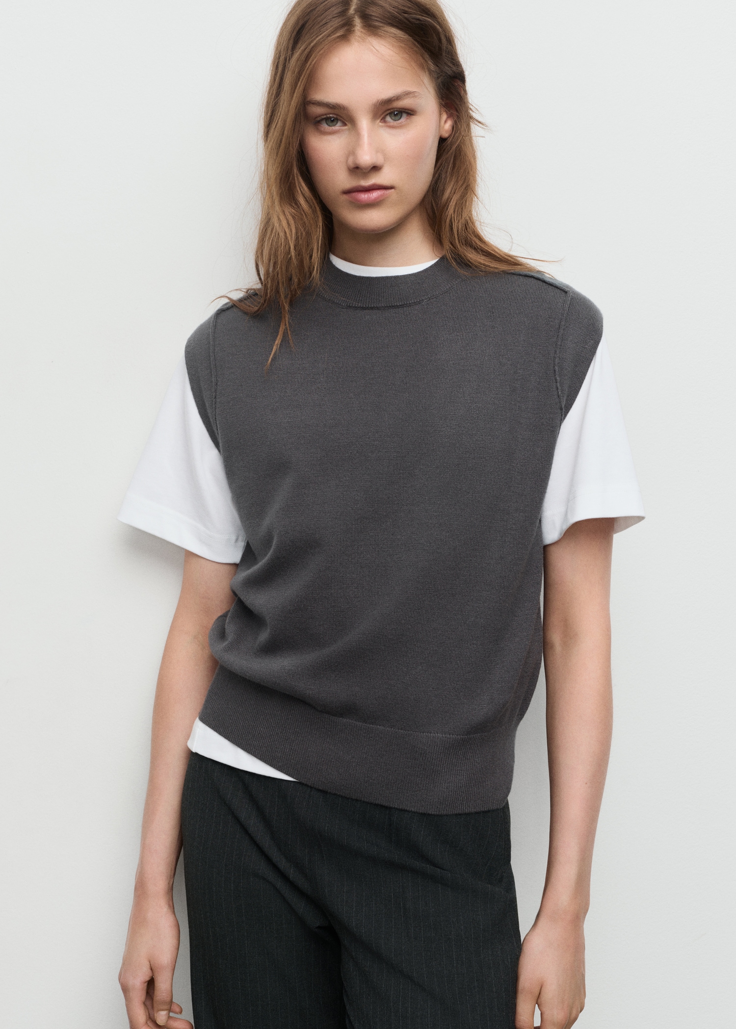 Gilet en maille à coutures - Plan moyen