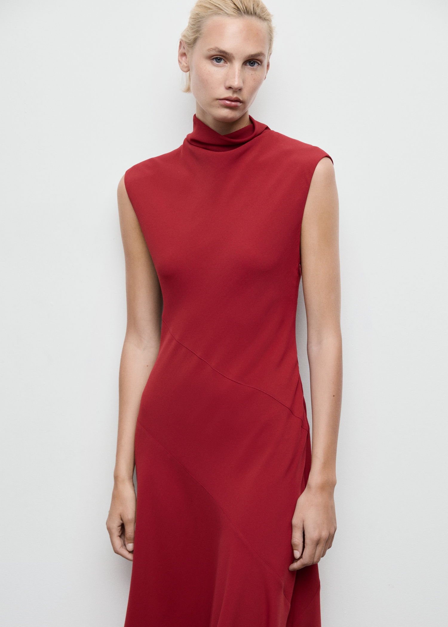 Vestido cuello alto sin mangas - Plano medio
