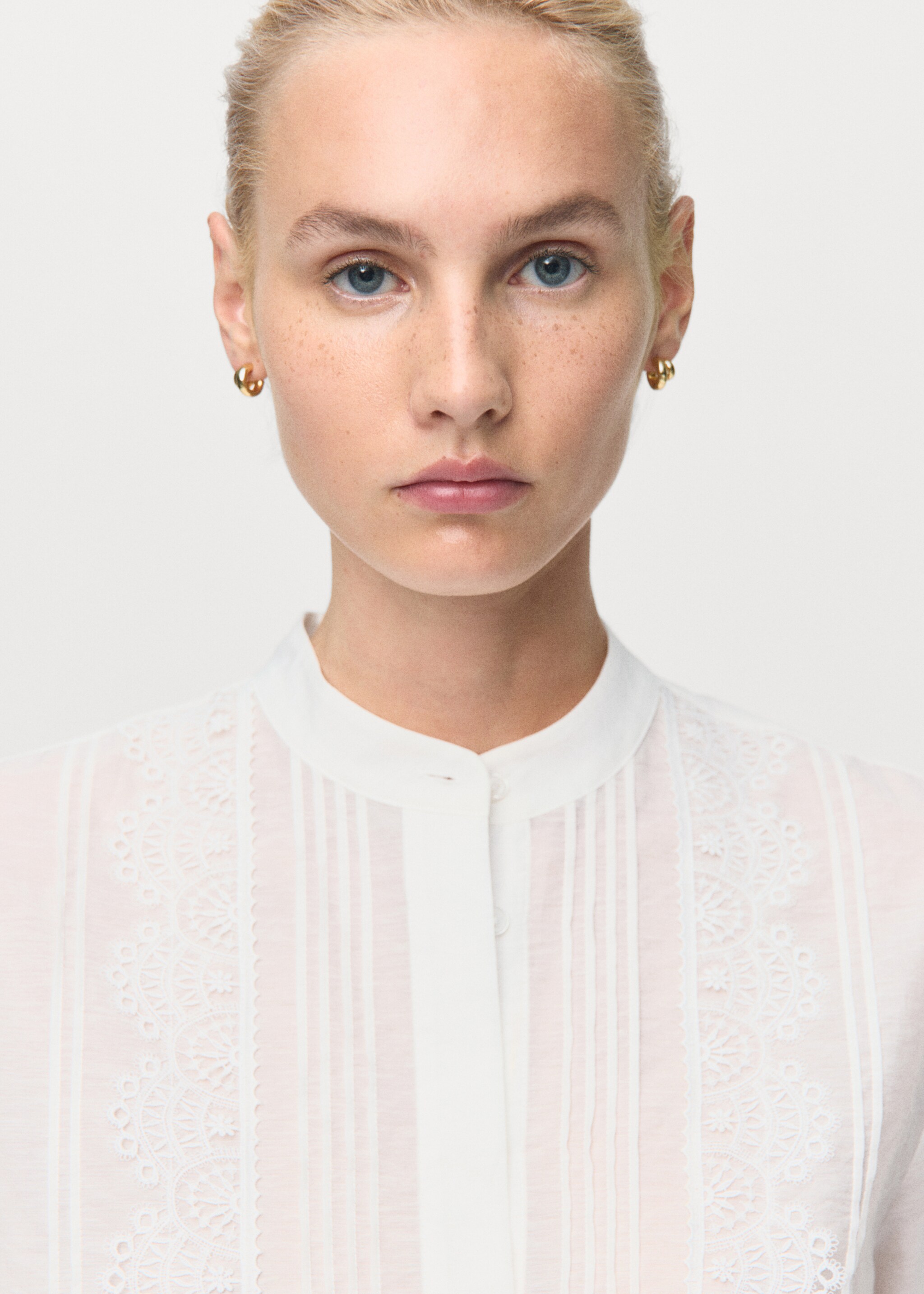 Blouse with lace trim details - Details of the article 1, Ecru. Ref: 17035815-00.