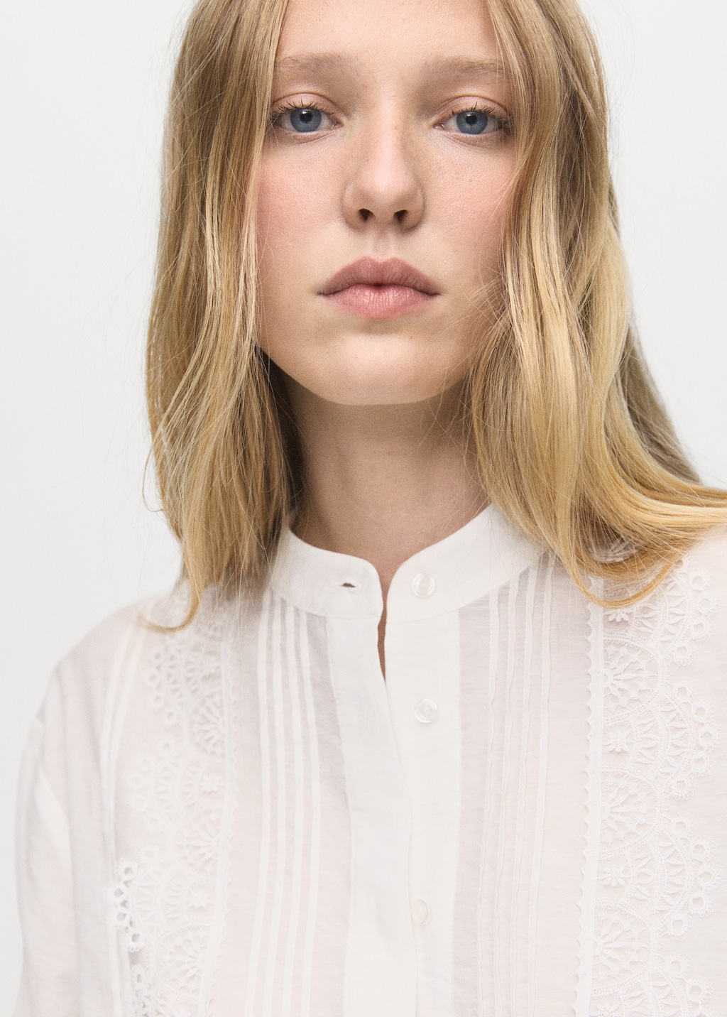 Blouse with lace trim details