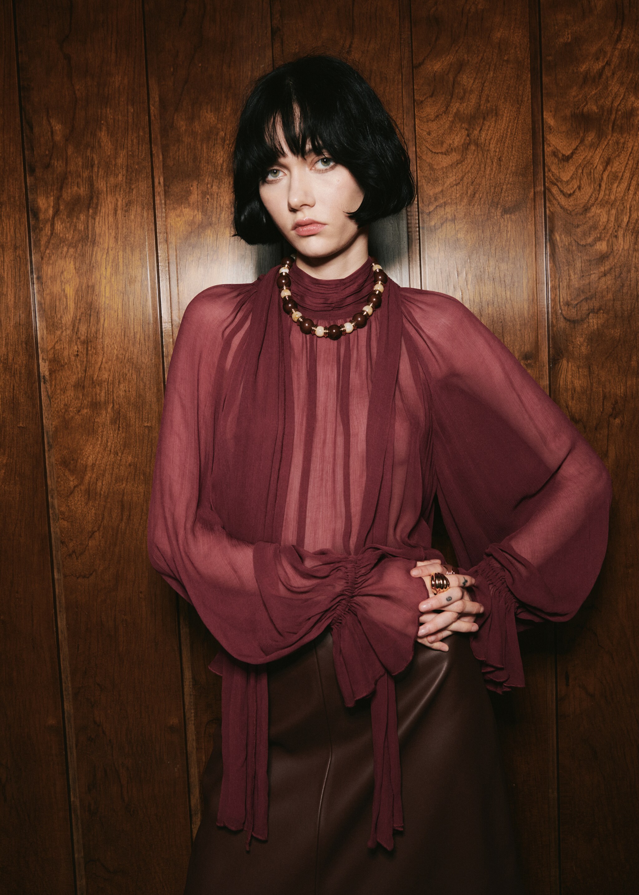 Blouse semi-transparente foulard - Plan moyen, Bordeaux. Ref: 17035817-00.