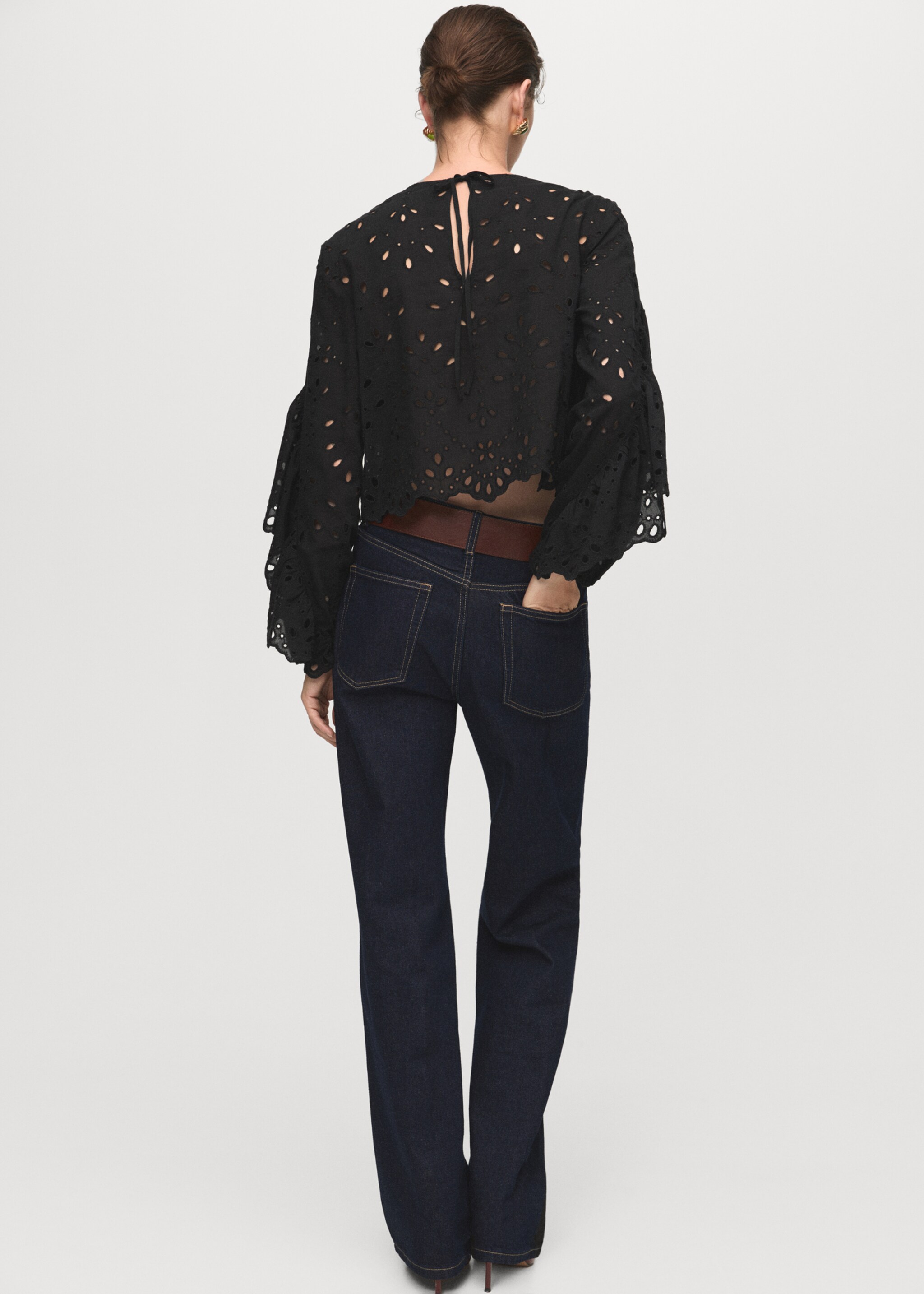 Blouse with perforated embroidery and ruffles - Verso do artigo, Preto. Ref: 17035822-00.