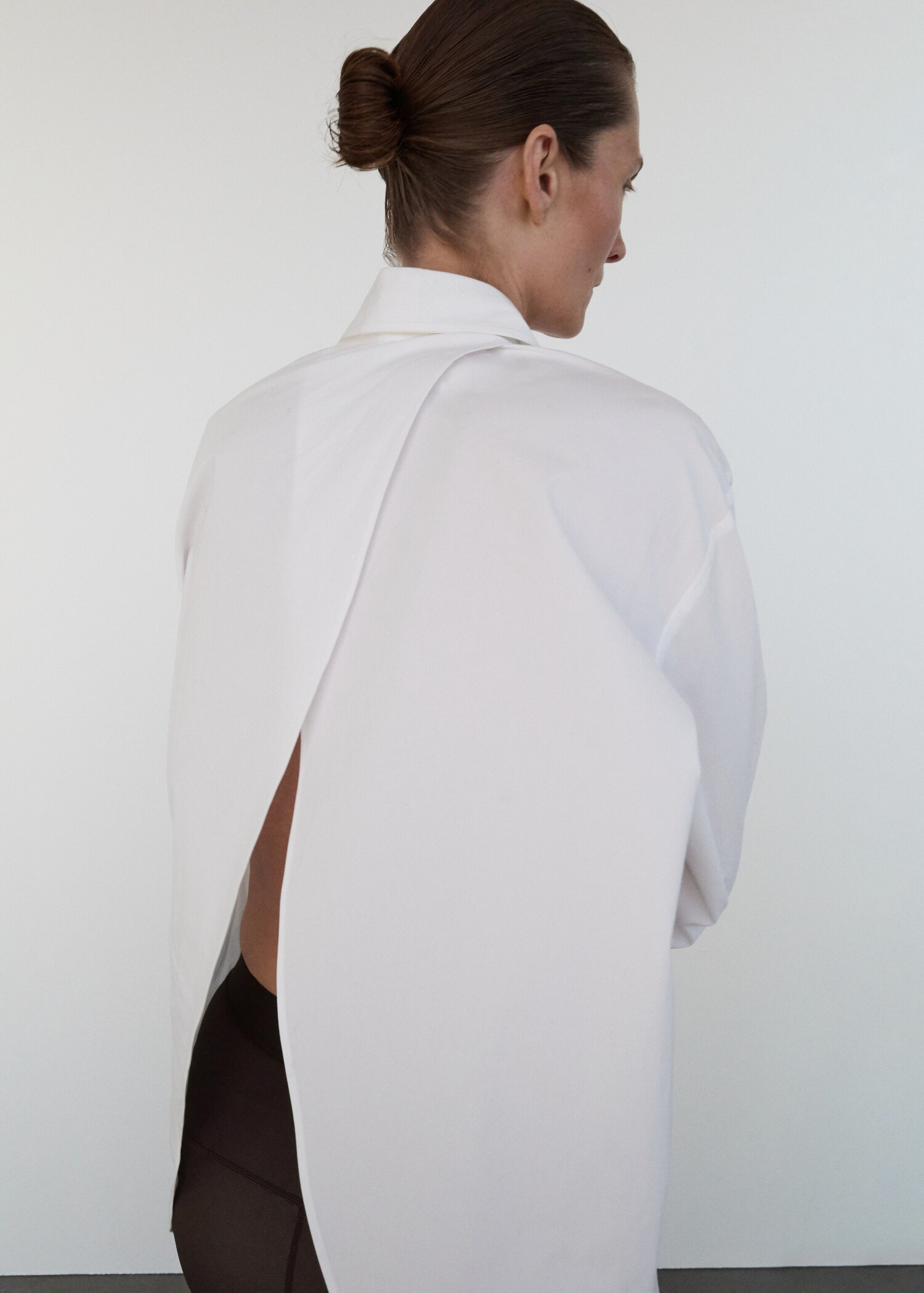 Oversized shirt with crossed back - Reverse of the article