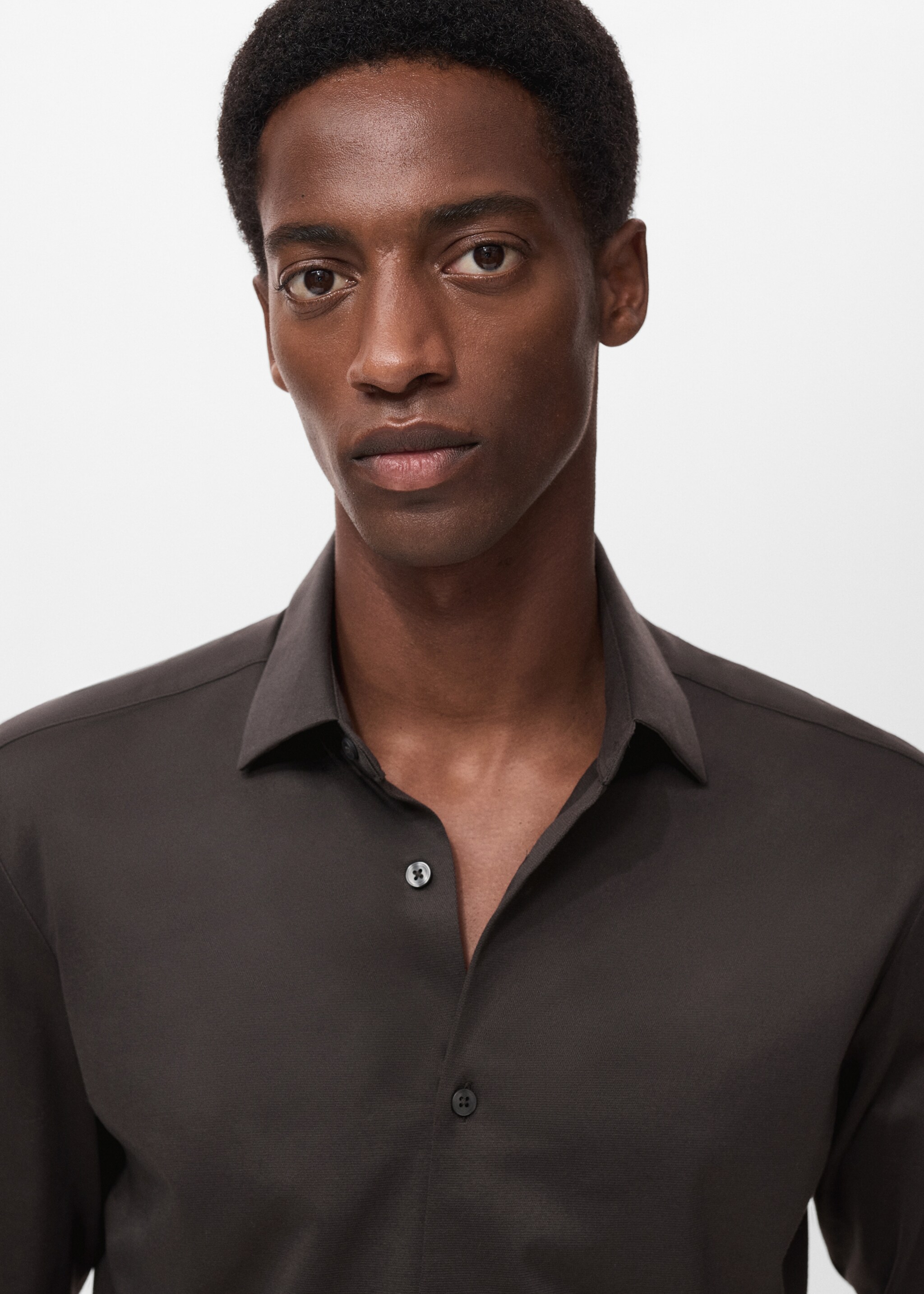 Camisa comfort stretch non iron - Detalle del artículo 1, Marrón. Ref: 17035981-00.