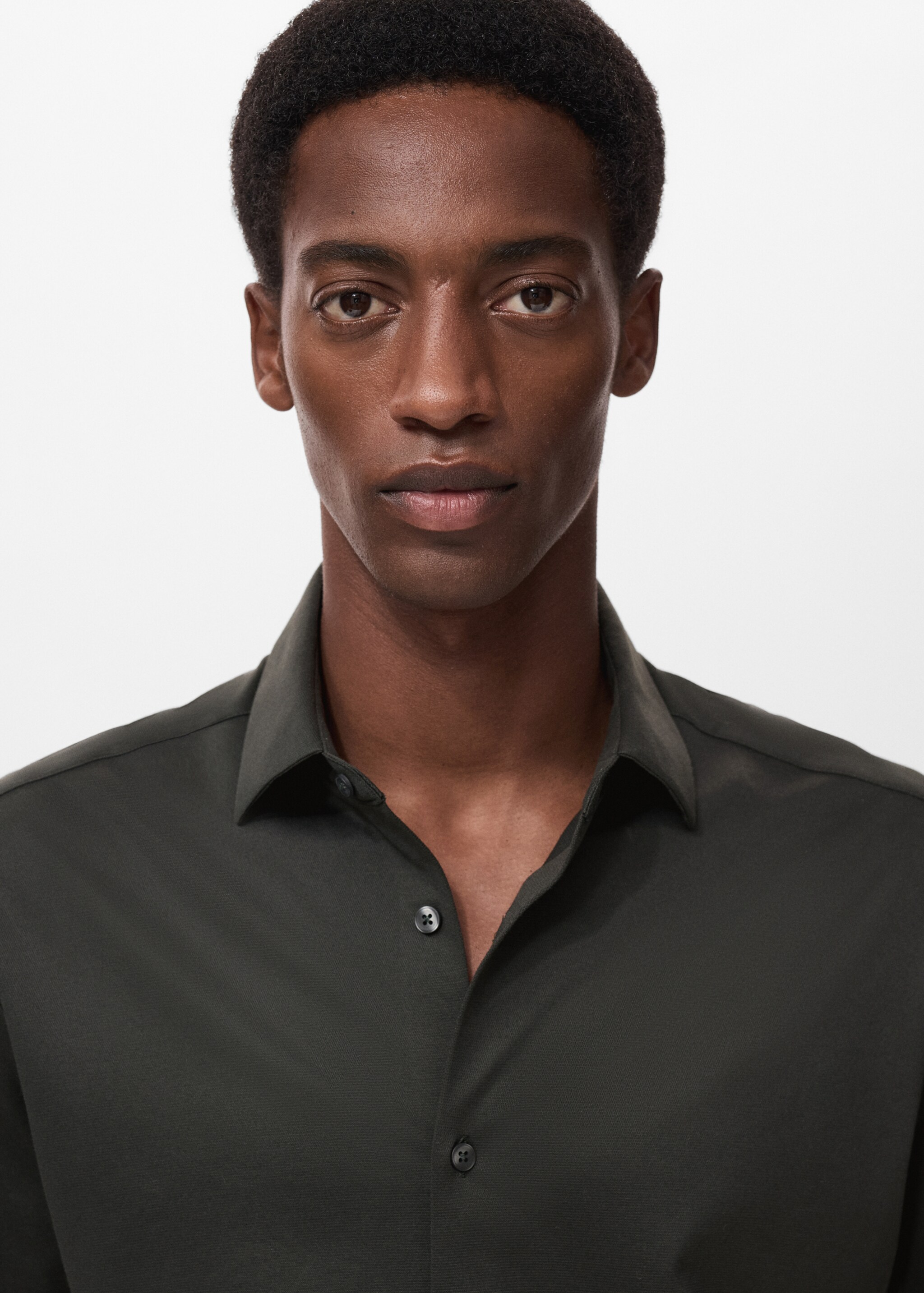 Camisa comfort stretch non iron - Detalle del artículo 1, Verde oscuro. Ref: 17035981-00.