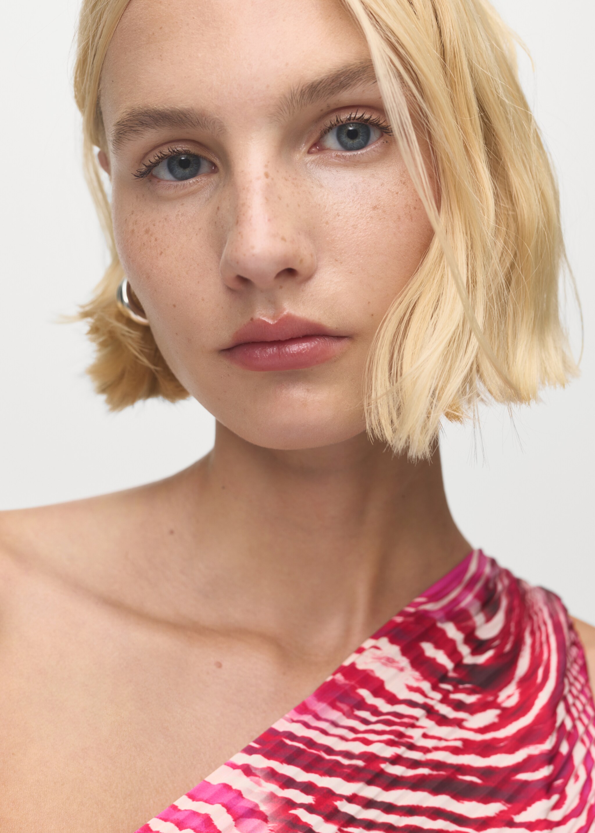 Pleated asymmetrical dress with opening - Details of the article 1, Fuchsia. Ref: 17036000-00.