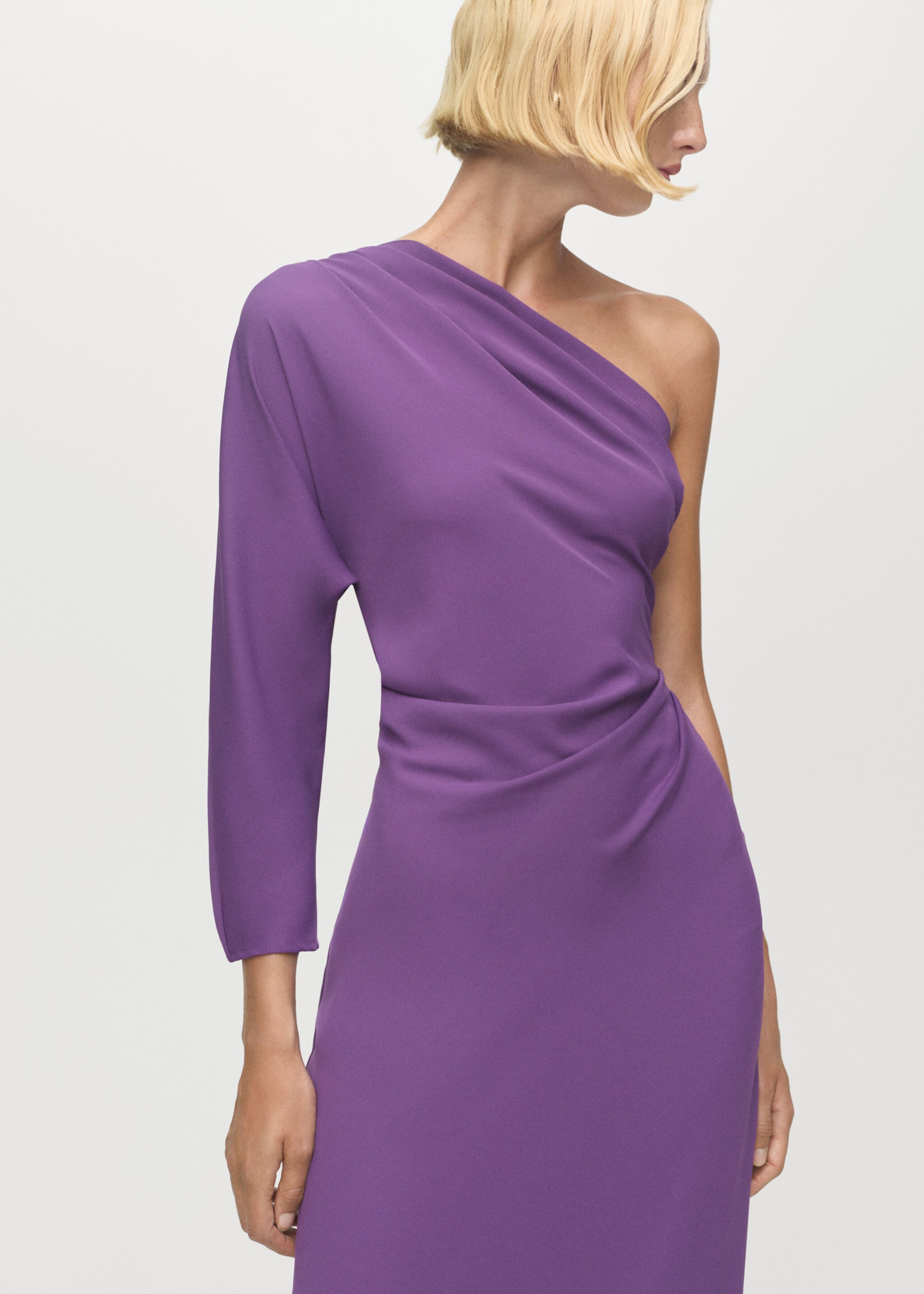 Robe asymétrique cut-out - Plan moyen, Violet. Ref: 17036001-00.