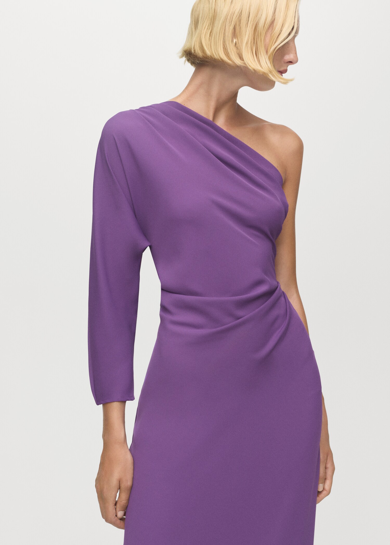 Robe asymétrique cut-out - Plan moyen