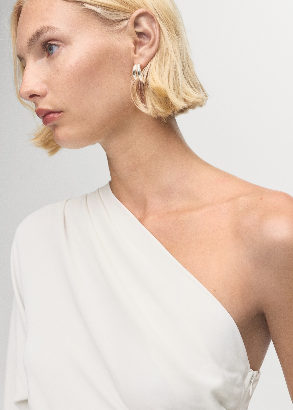 Asymmetrical dress with cut-out