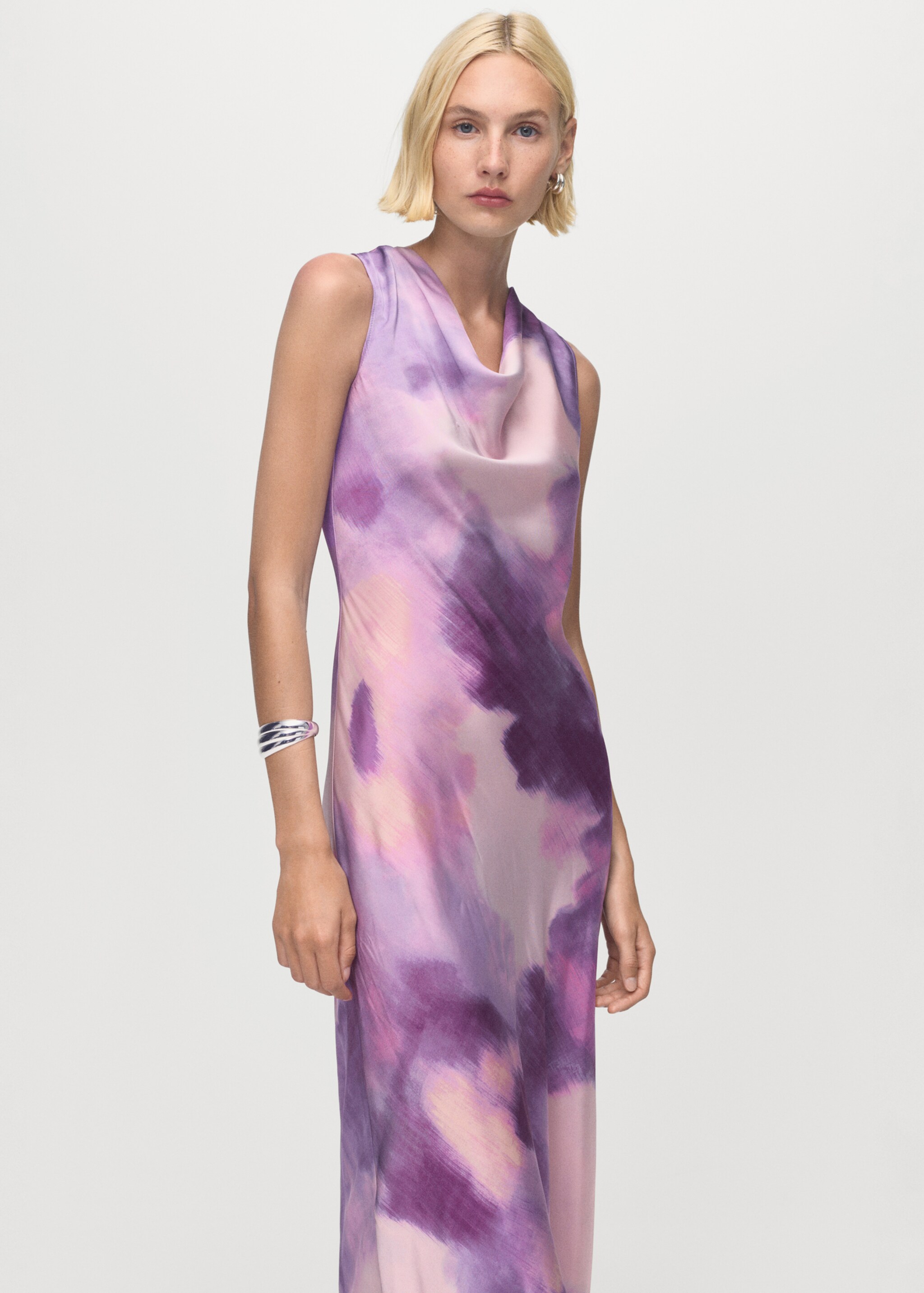 Vestido acetinado tie-dye com gola drapeada - Plano médio, Roxo-claro. Ref: 17036003-00.