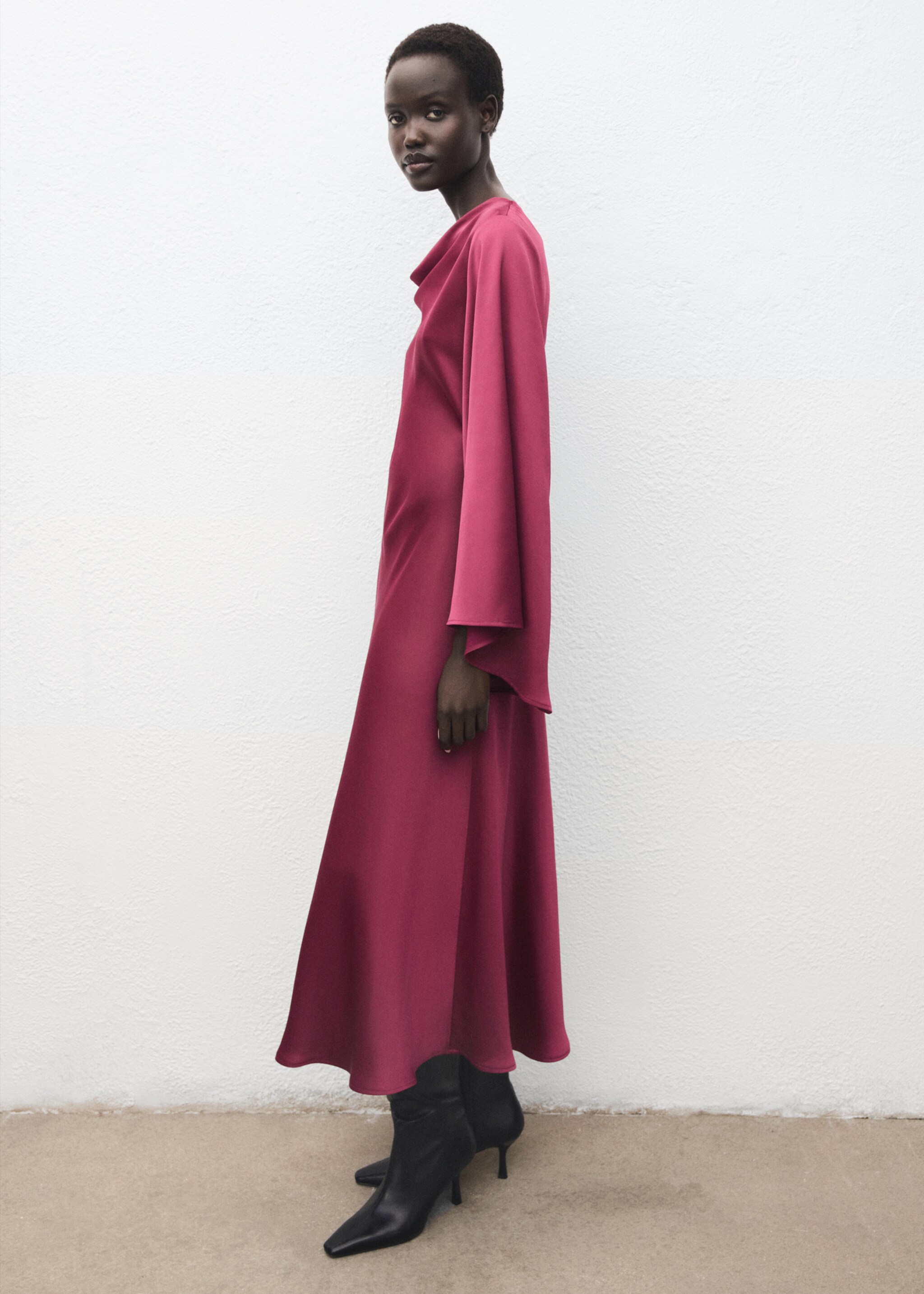 Robe satinée manches cloche - Plan moyen, Fuchsia. Ref: 17036004-00.