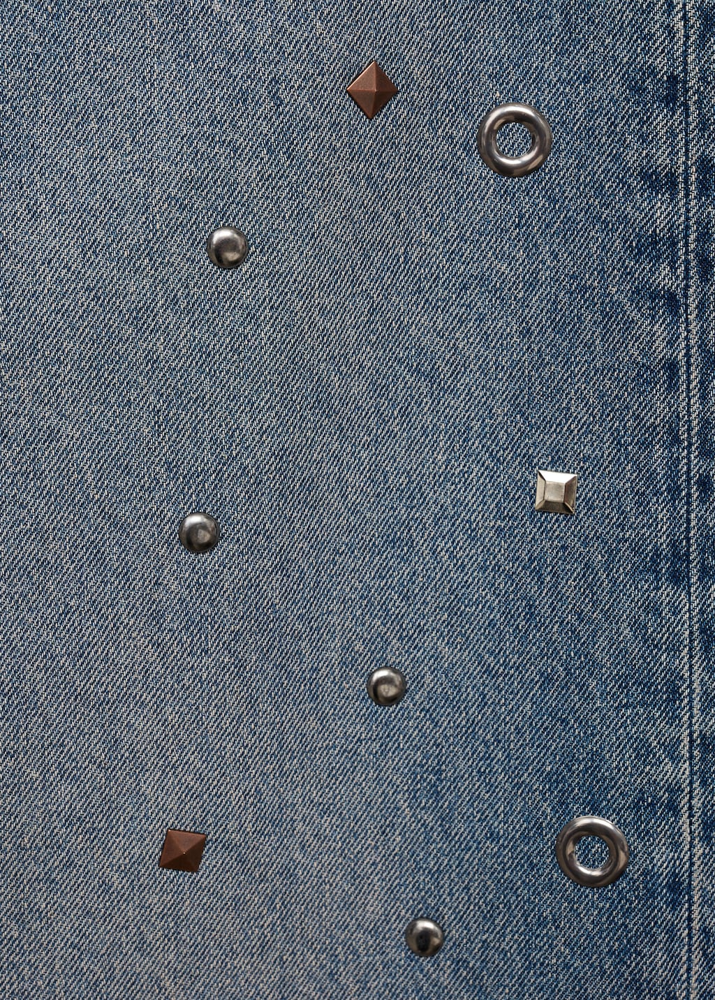 Straight-leg jeans with eyelets