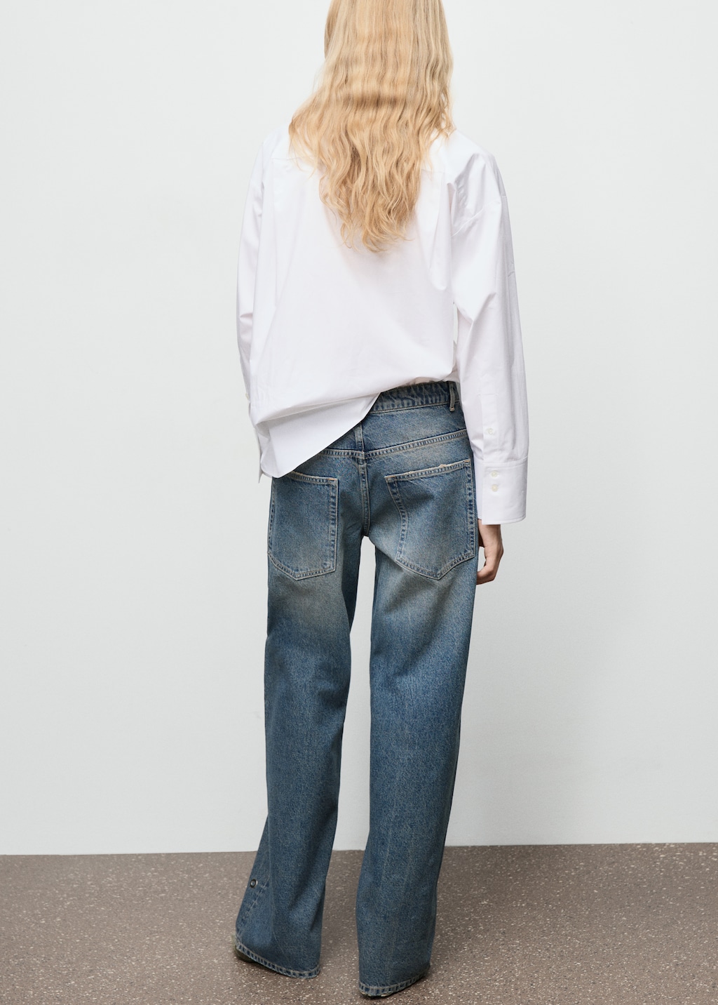 Straight-leg jeans with eyelets