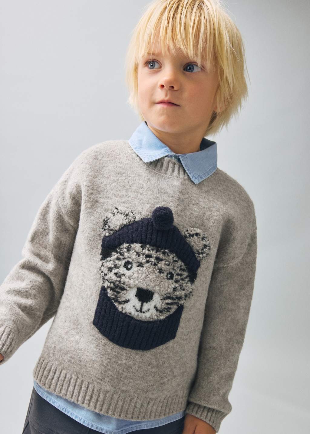 Knitted sweater with bear detail