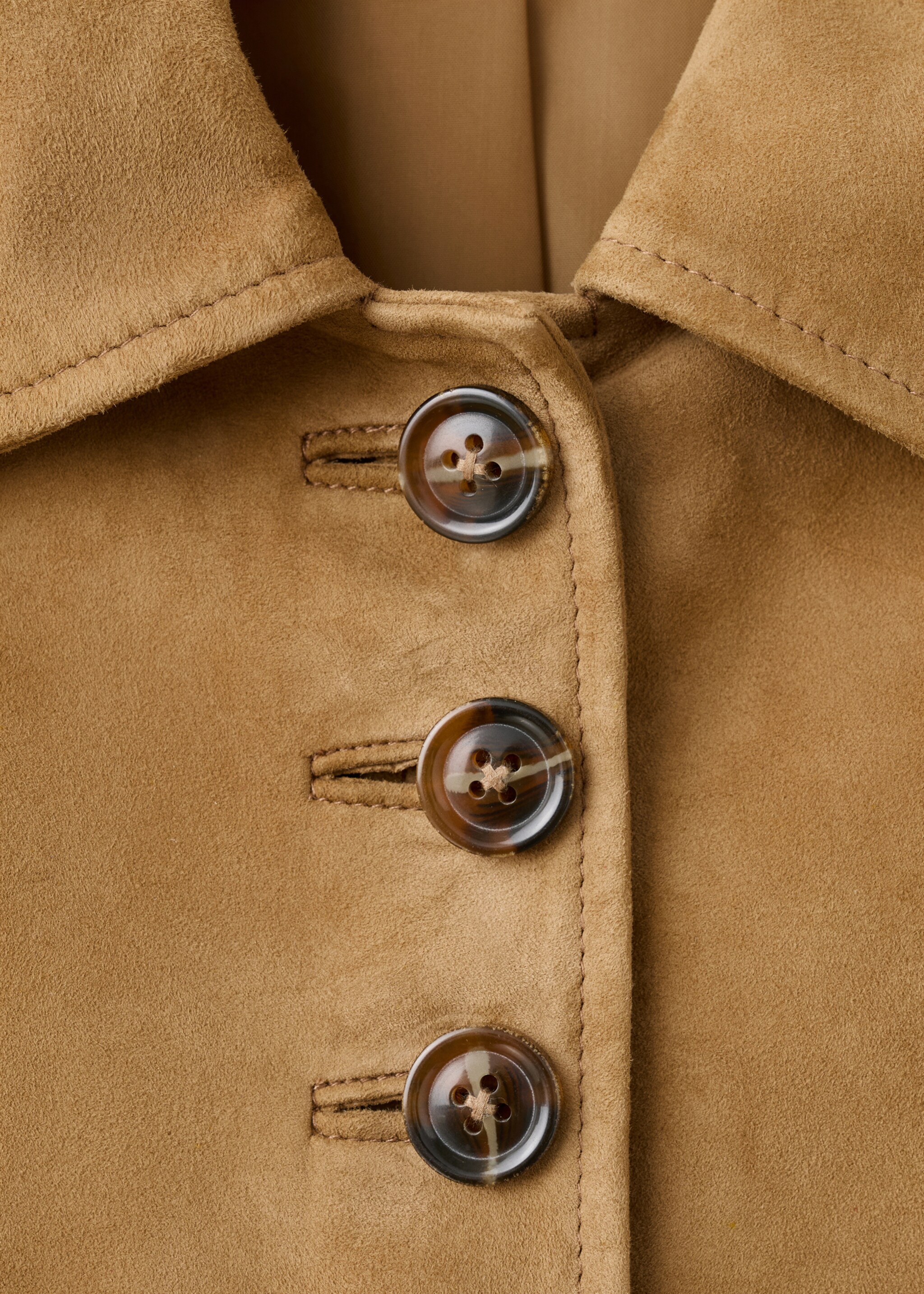 Chaqueta ante botones - Detalle del artículo 8, Ocre. Ref: 17036346-00.