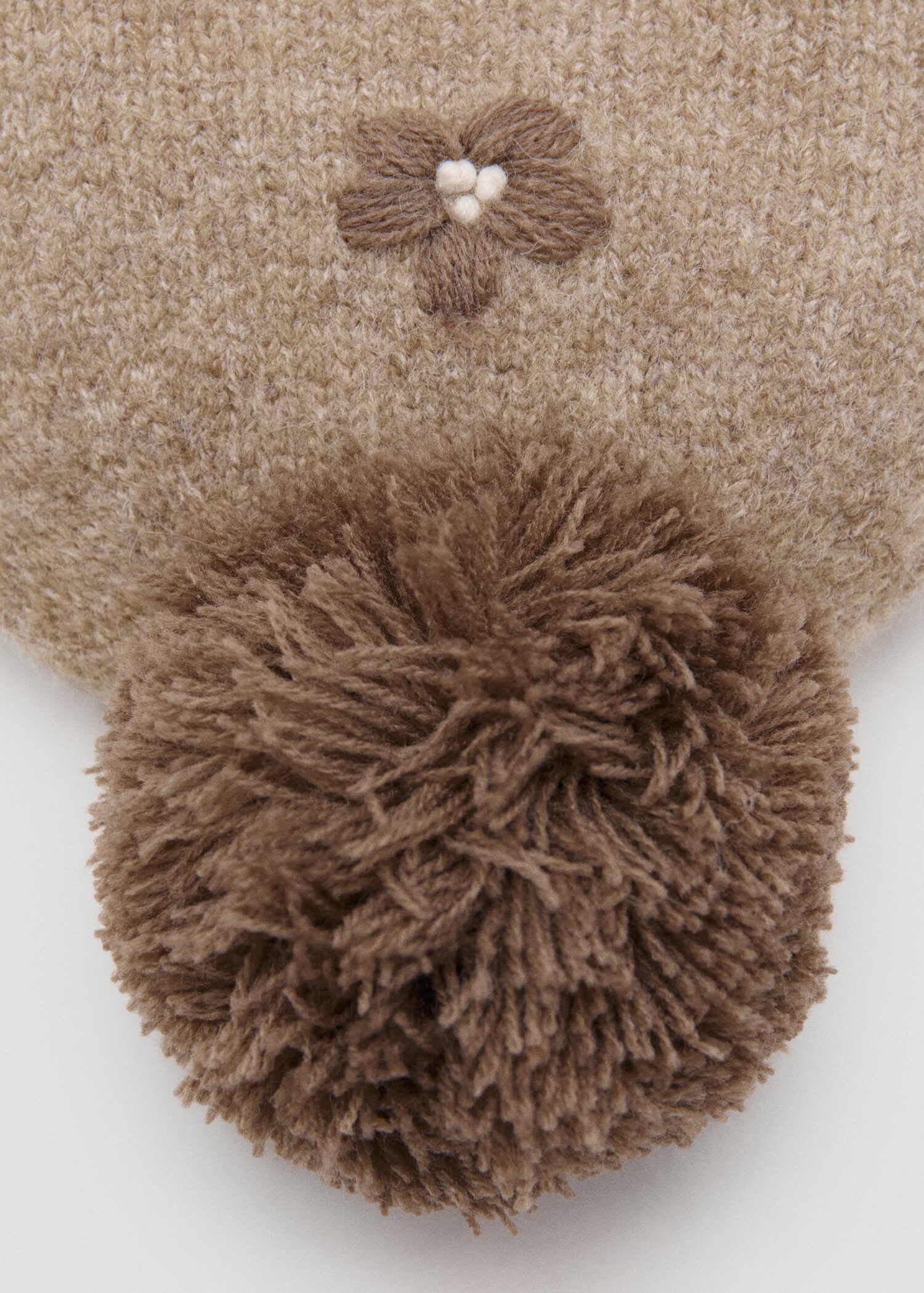 Flower pompom hat - Details of the article 1