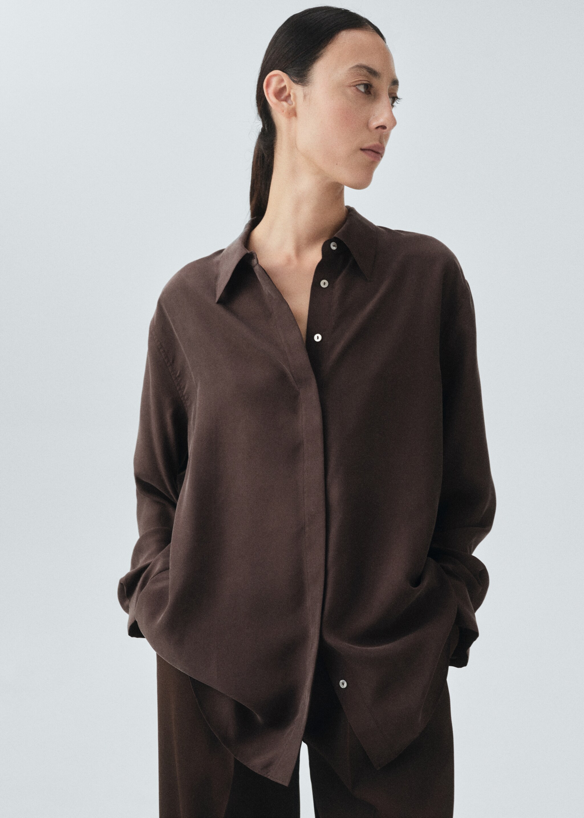 Chemise oversize 100% soie - Plan moyen, Chocolat. Ref: 17036351-00.