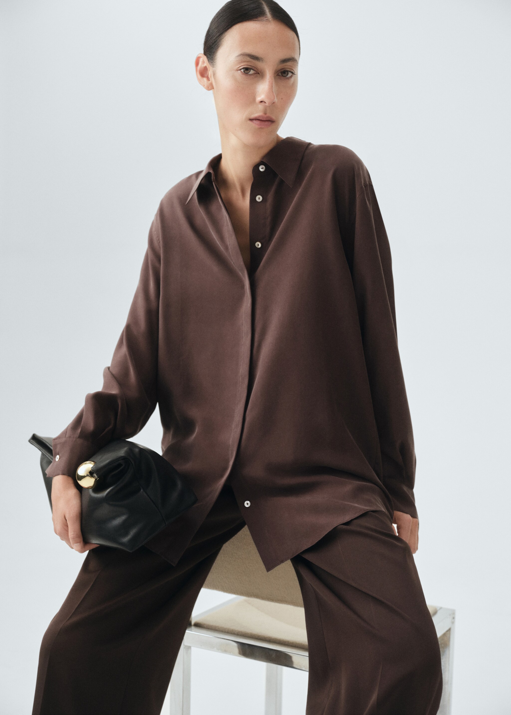 Chemise oversize 100% soie - Détail de l'article 2, Chocolat. Ref: 17036351-00.