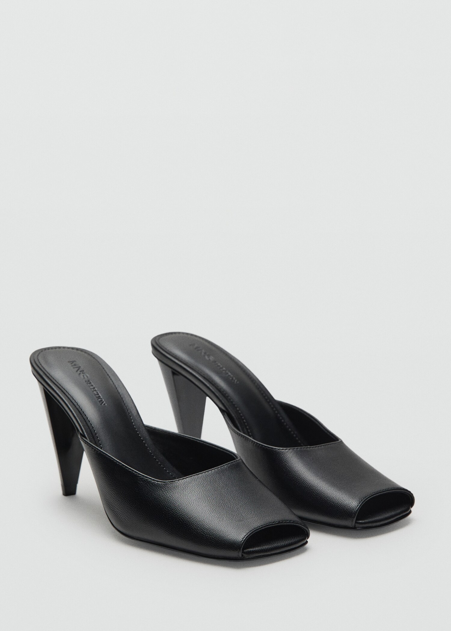 Chaussure 100% cuir à bout ouvert - Plan moyen