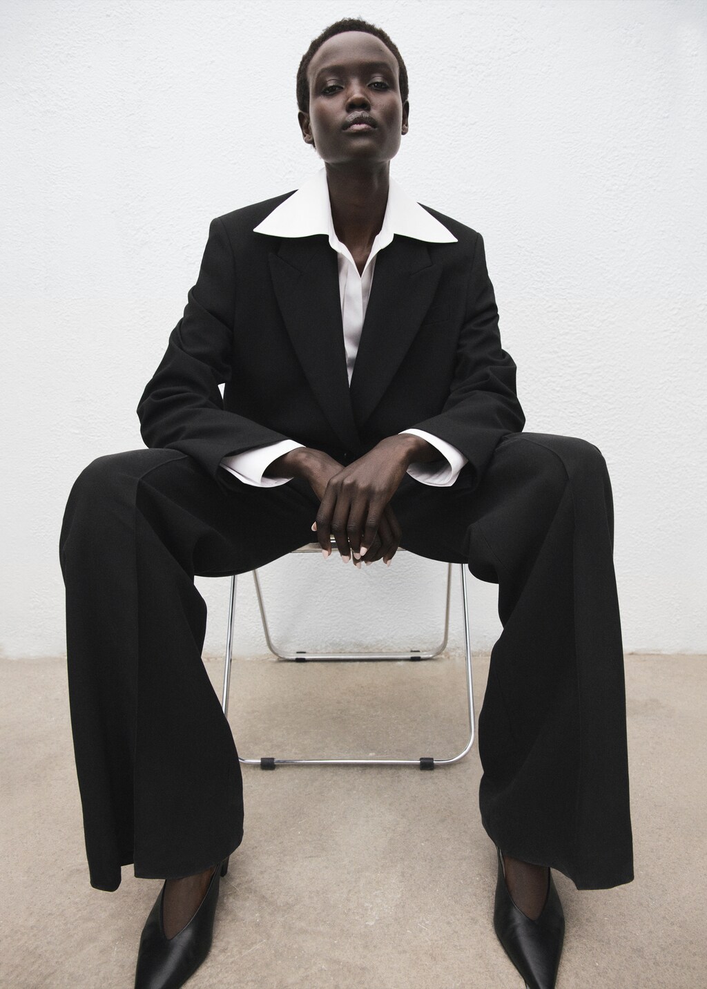 Suit blazer with flap pockets