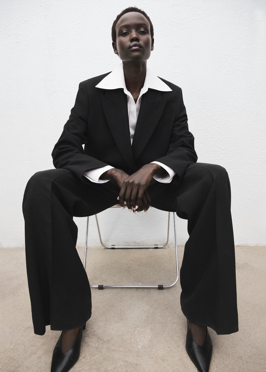 Suit blazer with flap pockets