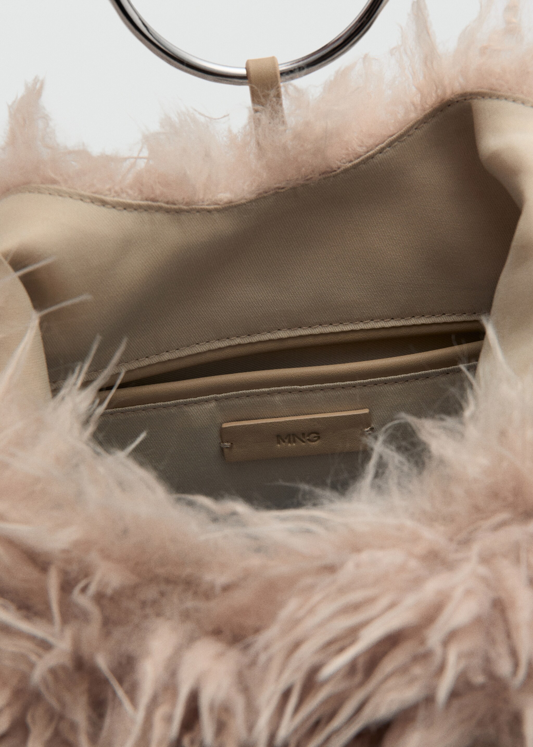 حقيبة كتف من الفرو بتفاصيل حلقة - تفاصيل المنتج 2, بيج. Ref: 17037128-00.