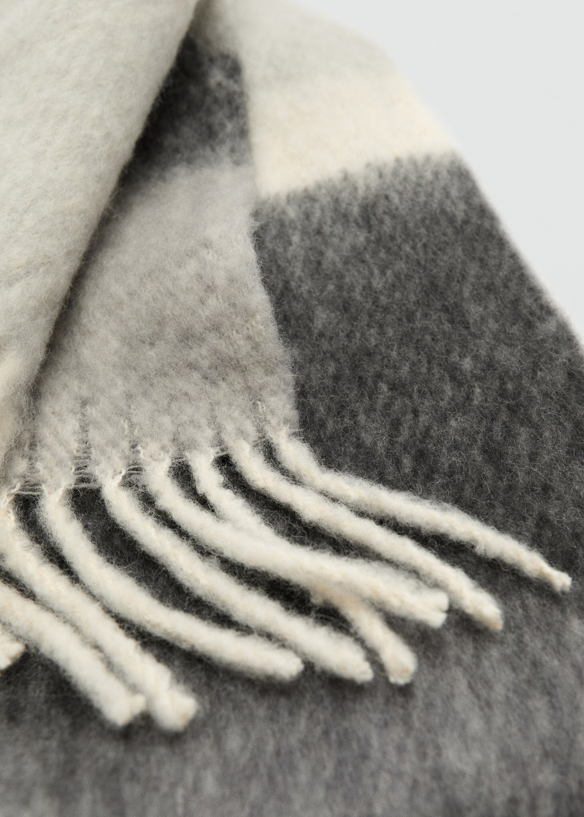 Striped scarf with tasselled ends - Medium plane, Grey. Ref: 17037765-00.