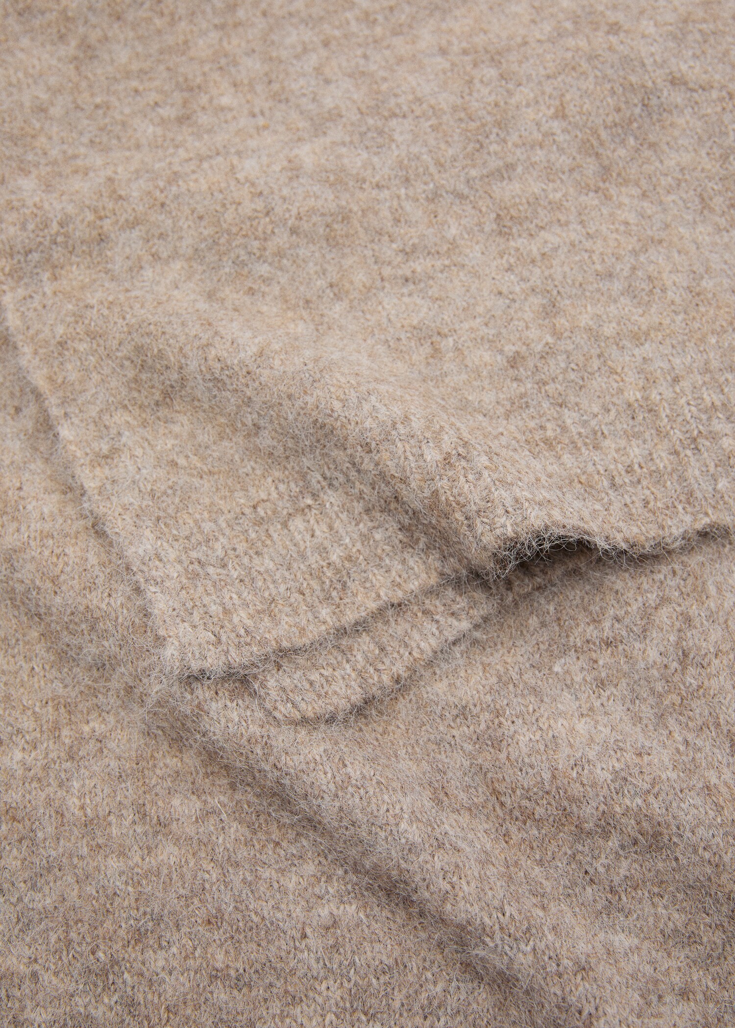 Écharpe en tricot uni - Plan moyen