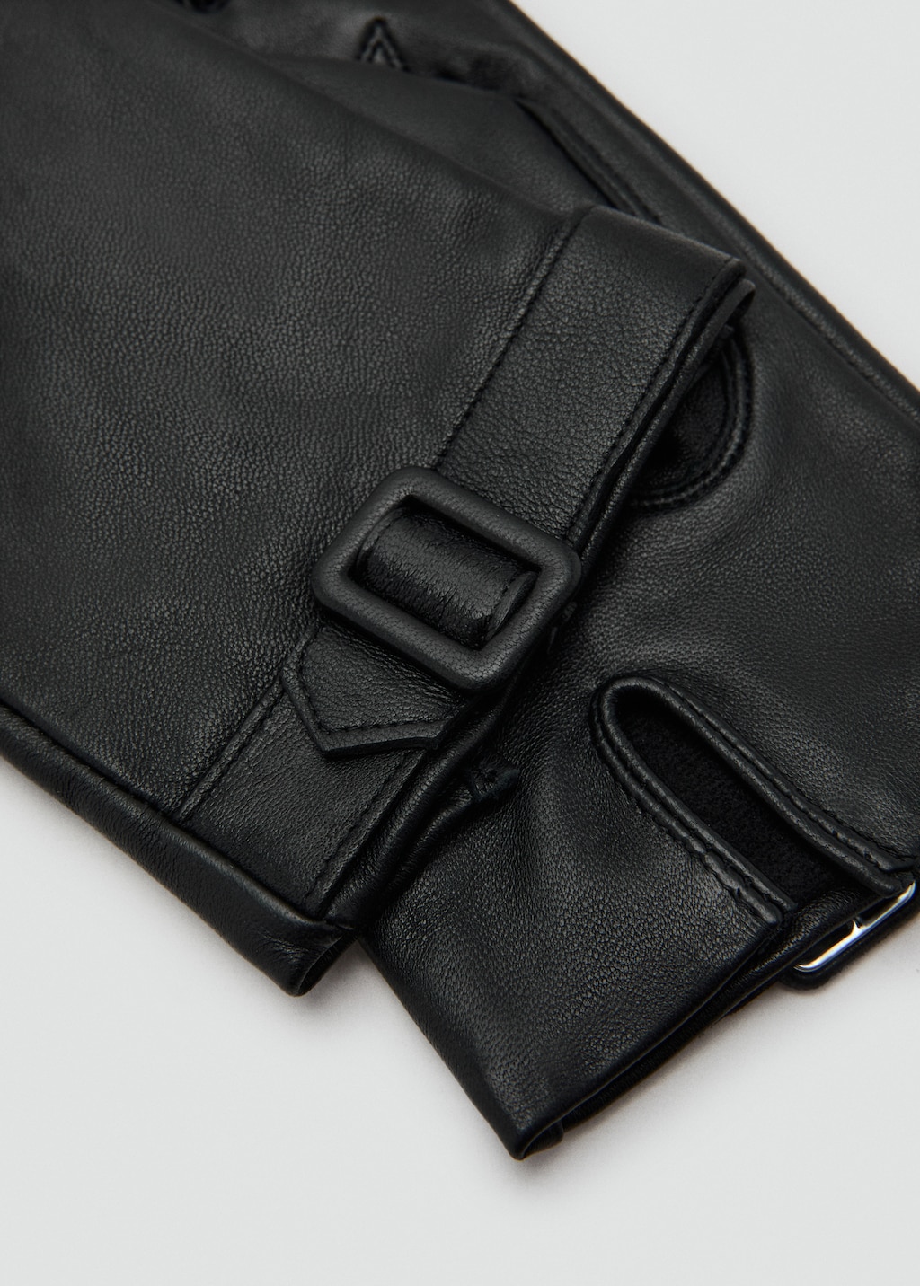 Leather gloves with buckle