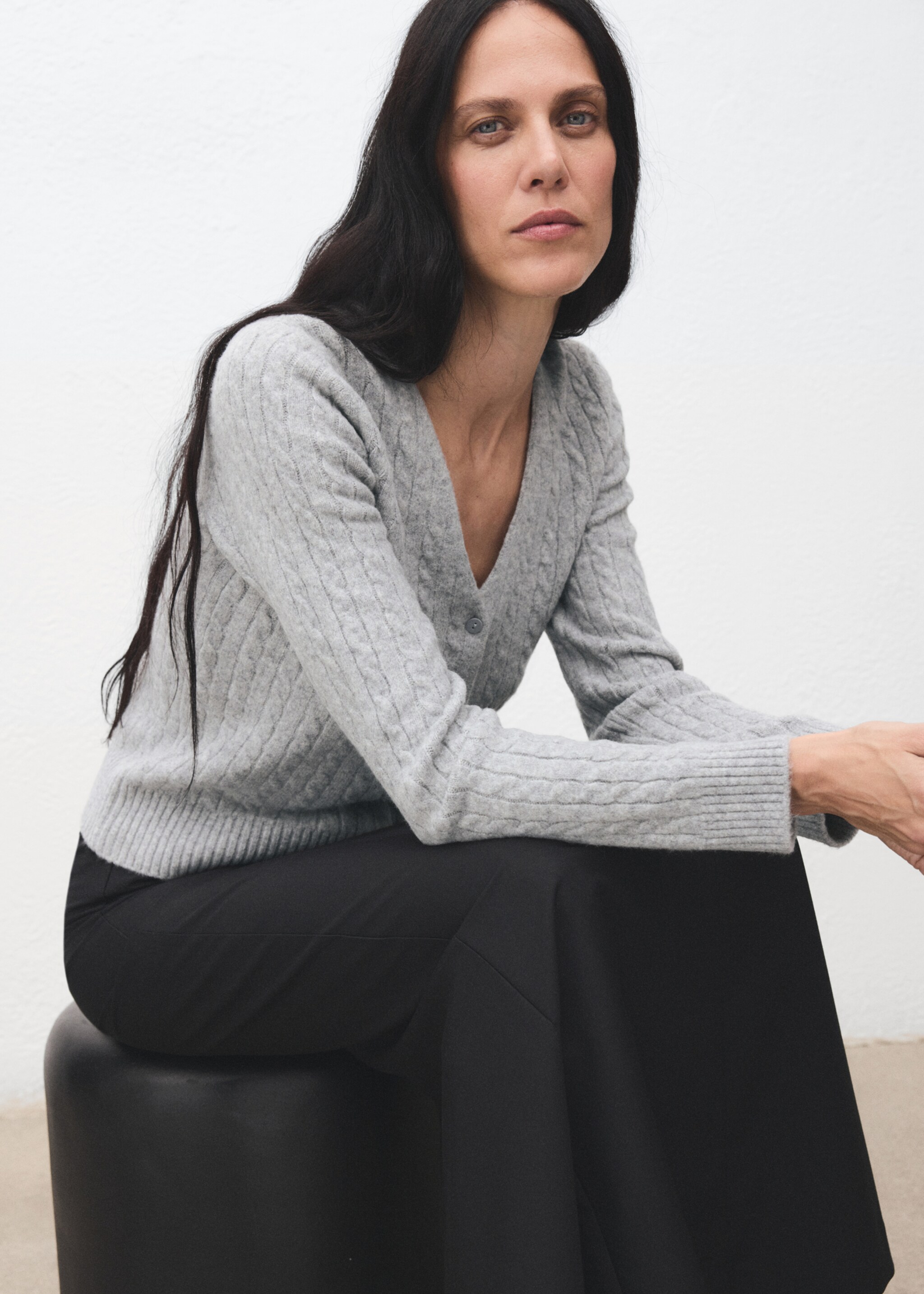Knitted braided cardigan - Details of the article 2, Dark Heather Grey. Ref: 17037782-00.