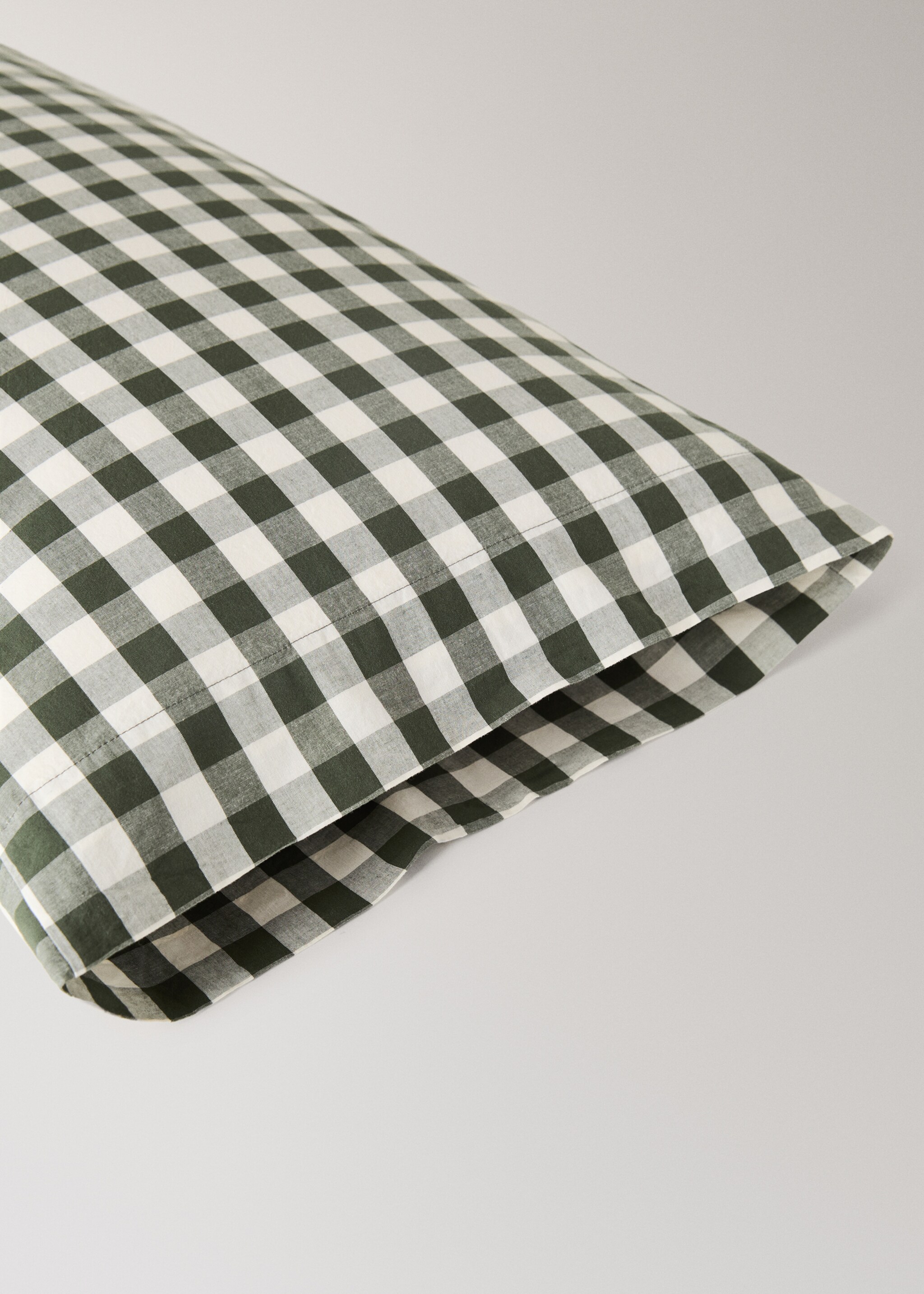 Yarn-dyed cotton gingham check pillowcase 45x110cm - Details of the article 2, Dark Green. Ref: 17037787-00.