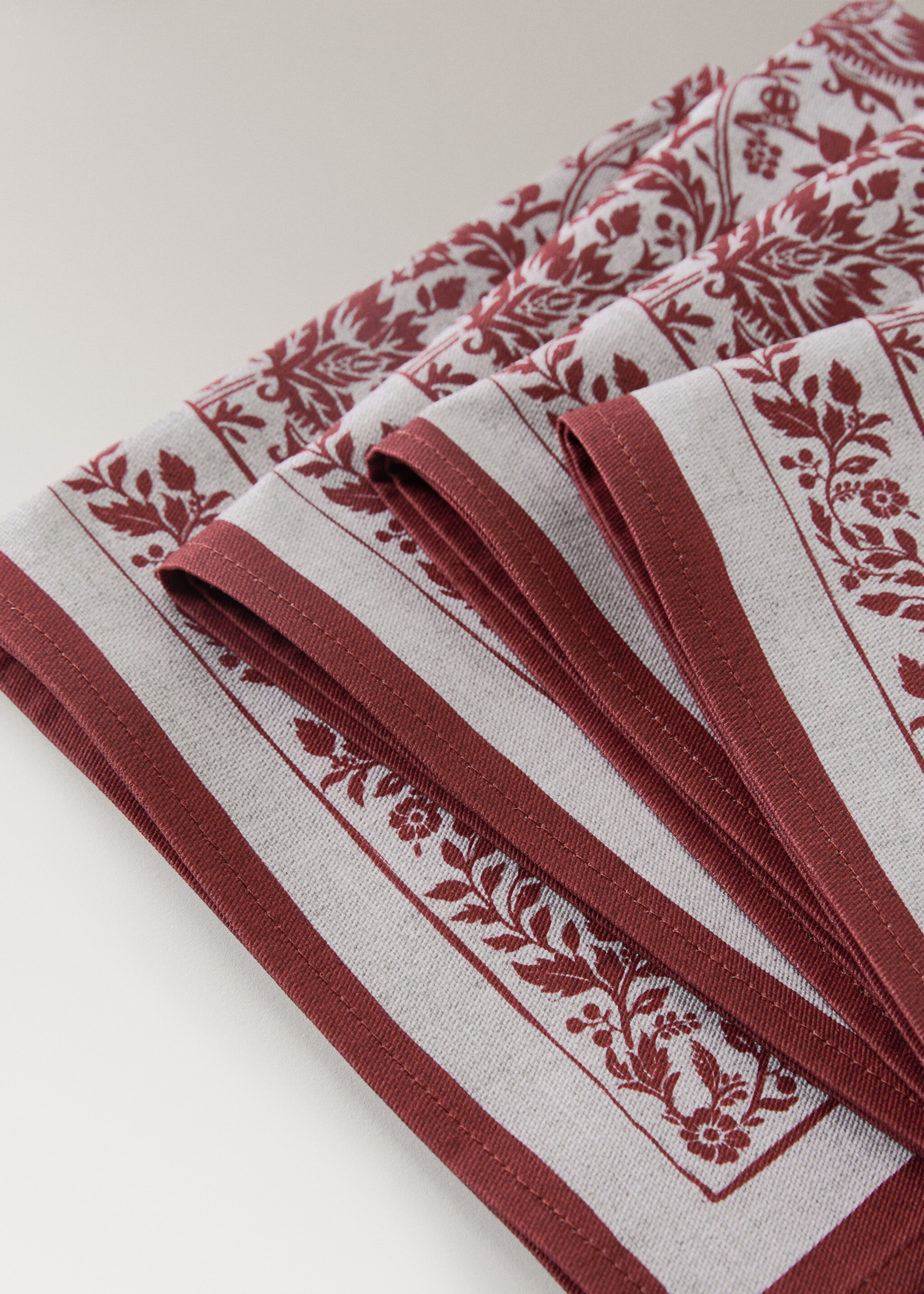 Serviettes de table en coton sergé uni - Détail de l'article 2, Rouge. Ref: 17037795-00.