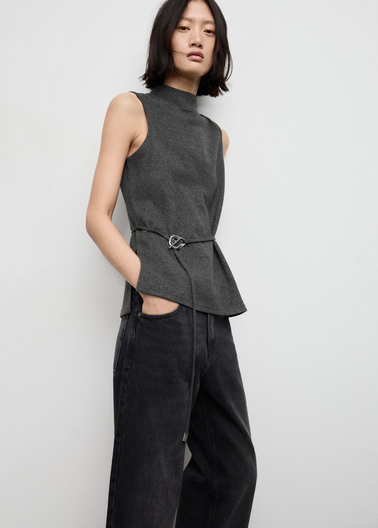 Top cuello alto cinturón - Plano medio
