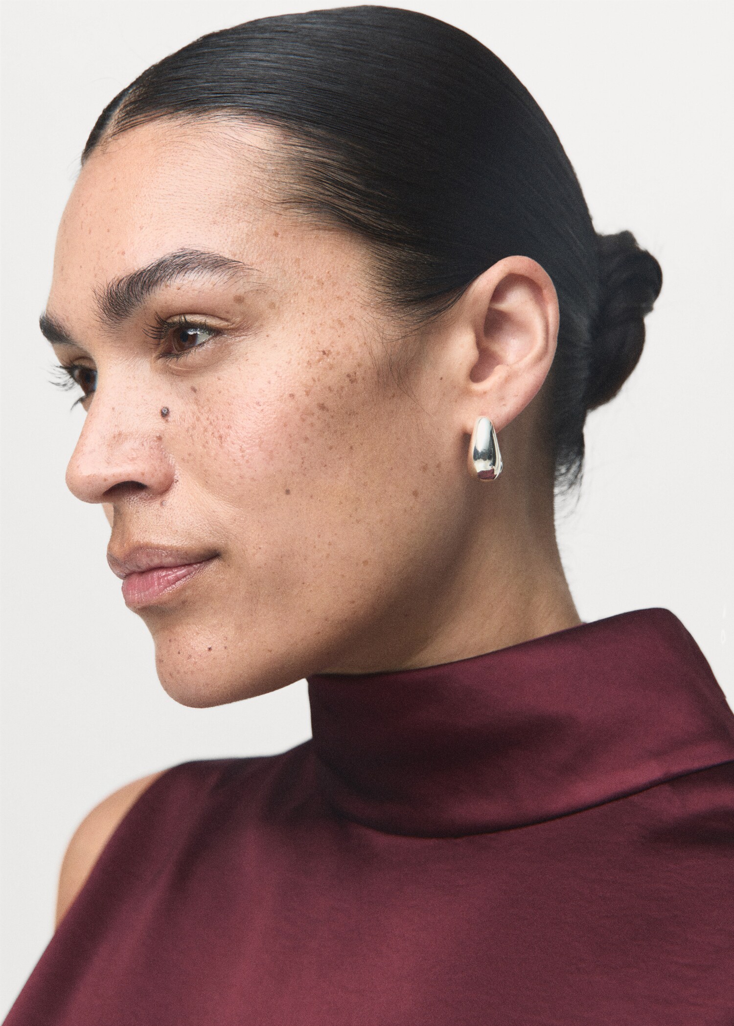 High collar satin blouse - Details of the article 4
